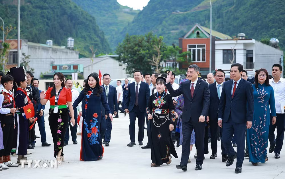 ttxvn-thu-tuong-du-le-khai-giang-nam-hoc-moi-tai-truong-pho-thong-noi-tru-lien-cap-muong-khuong-9003745-1.jpg