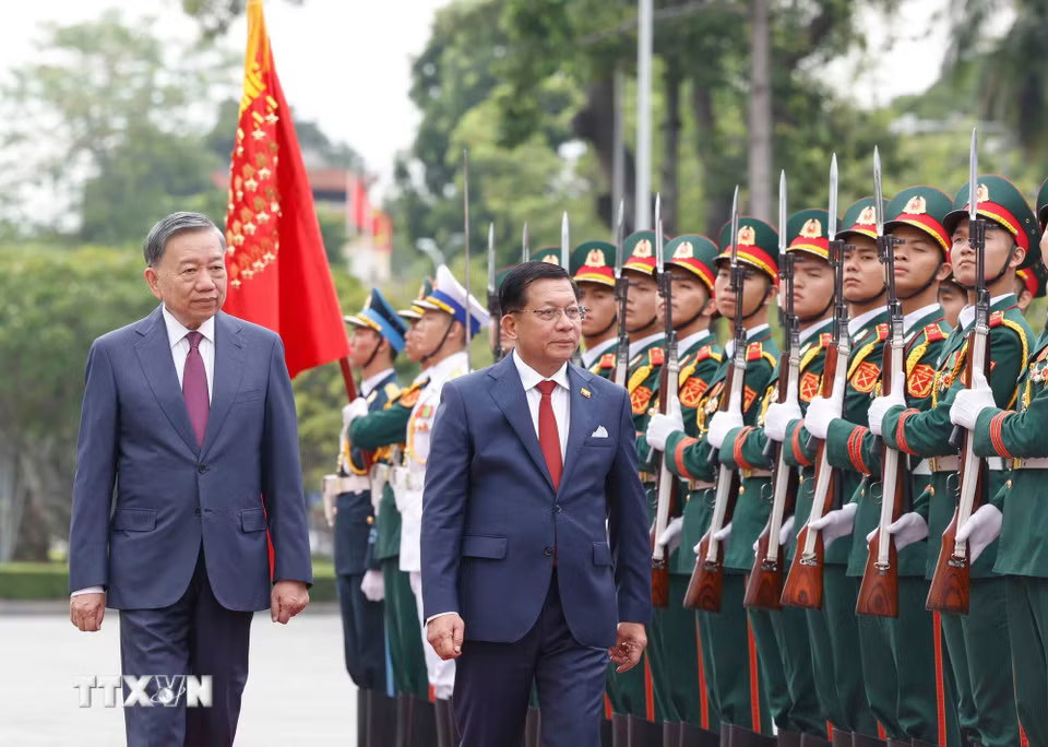 Tổng Bí thư, Chủ tịch nước Tô Lâm và Tổng thống Myanmar Min Aung Hlaing duyệt Đội danh dự Quân đội nhân dân Việt Nam. (Ảnh: Thống Nhất, Phạm Kiên/TTXVN)