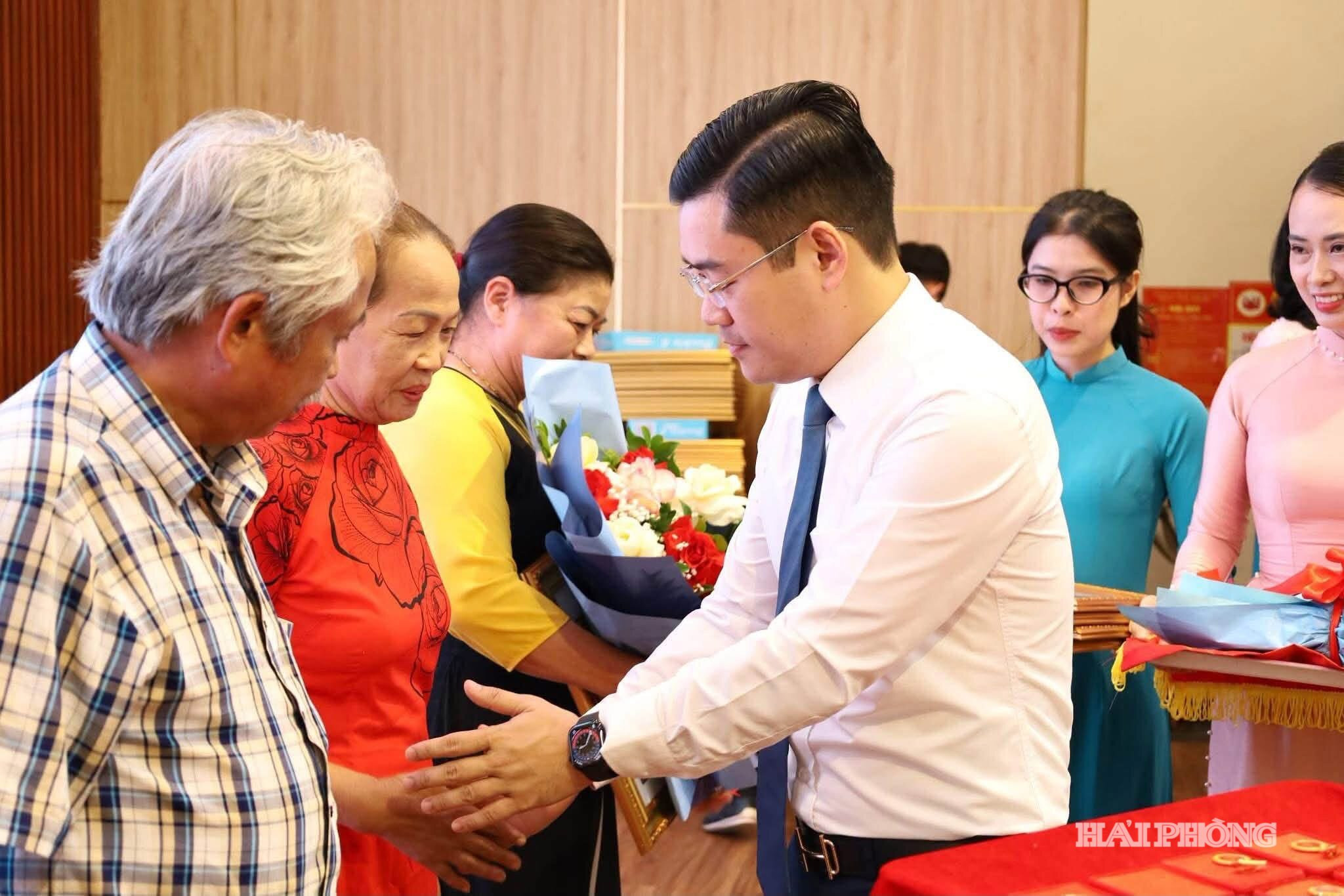 Phó Bí thư Đảng ủy, Chủ tịch UBND phường Đồ Sơn Nguyễn Quang Diện trao Huy hiệu Đảng và tặng hoa các đảng viên thuộc Đảng bộ phường dịp 02/9/2026.