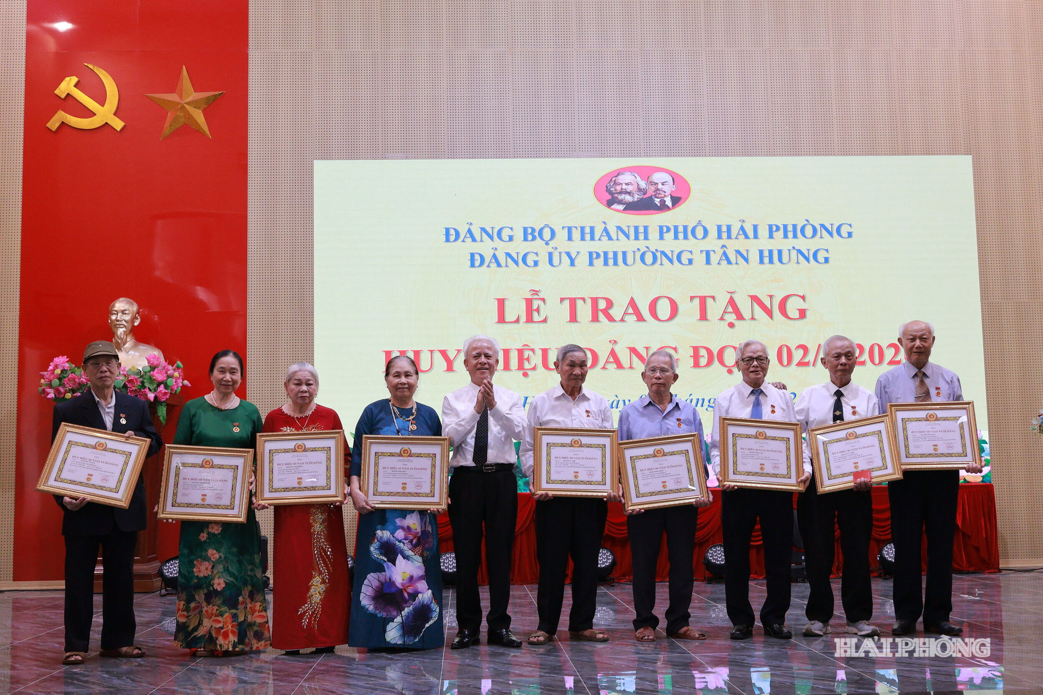Đồng chí Nguyễn Đình Chuyến, Ủy viên Ban Thường vụ Thành ủy, Trưởng Ban Nội chính Thành ủy trao Huy hiệu Đảng tặng các đảng viên 60 và 65 năm tuổi Đảng.