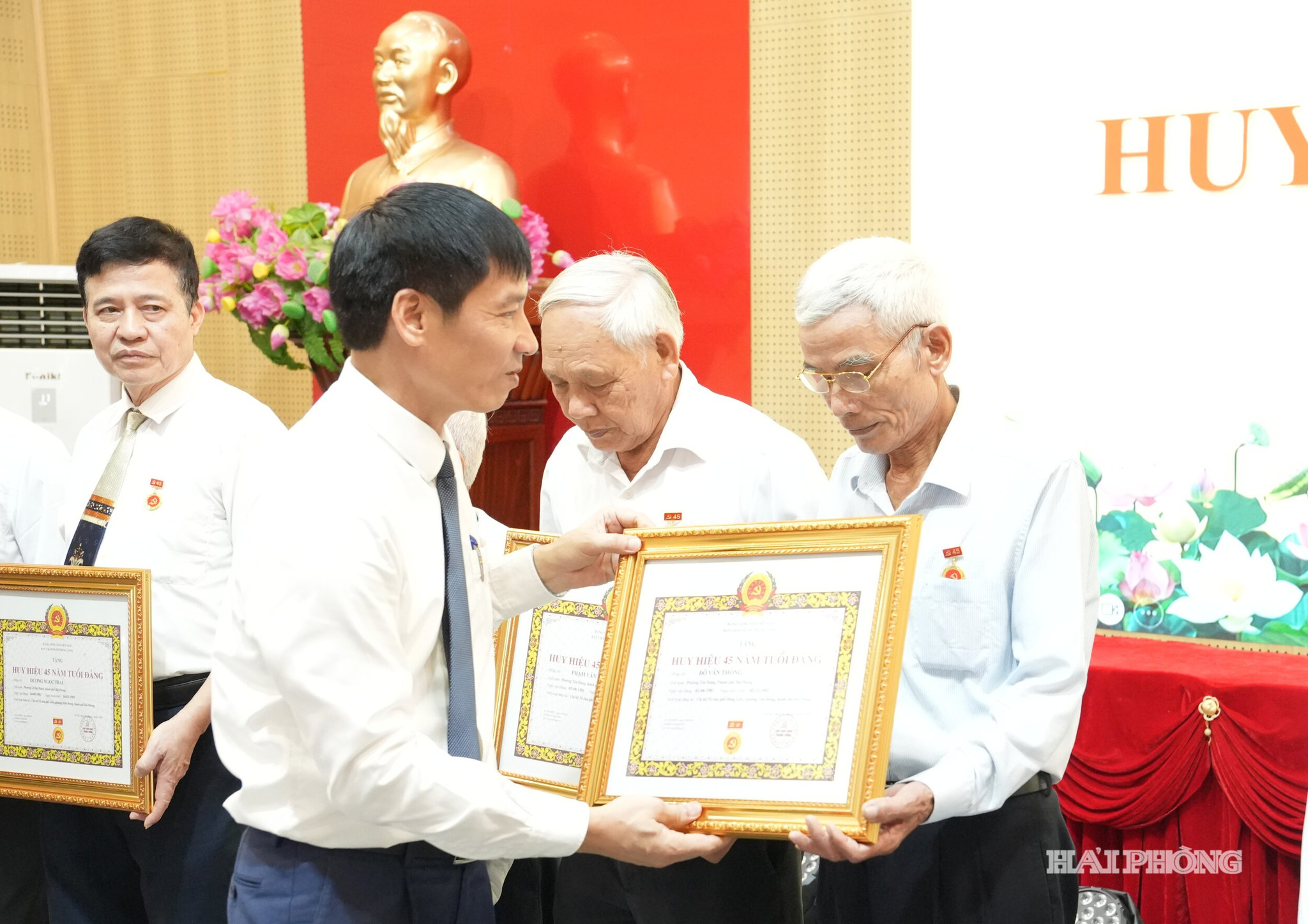 Đồng chí Bí thư Đảng ủy phường Tân Hưng trao Huy hiệu Đảng cho các đảng viên.