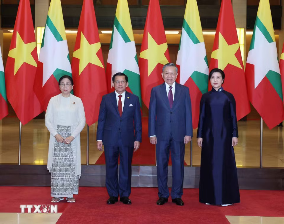 Tổng Bí thư, Chủ tịch nước Tô Lâm và Phu nhân cùng Tổng thống Myanmar Min Aung Hlaing và Phu nhân chụp ảnh chung. (Ảnh: Thống Nhất/TTXVN)