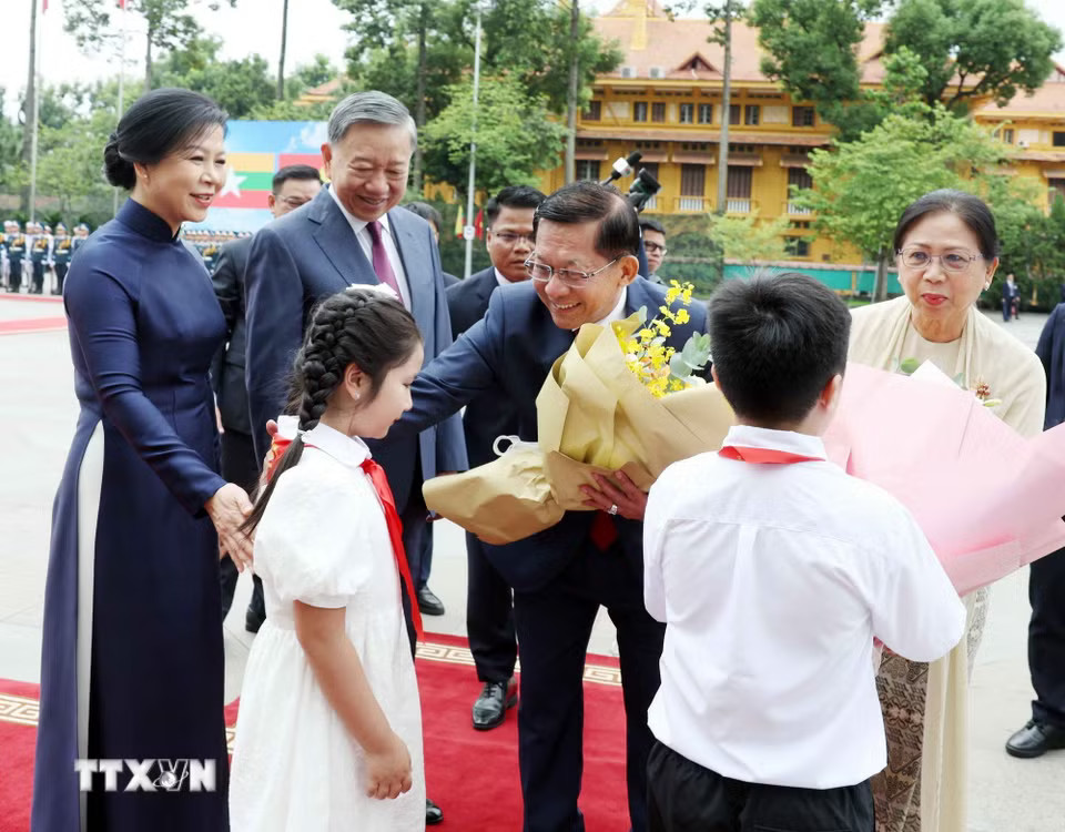 Tổng Bí thư, Chủ tịch nước Tô Lâm và Phu nhân đón Tổng thống Myanmar Min Aung Hlaing và Phu nhân. (Ảnh: Thống Nhất, Phạm Kiên/TTXVN)