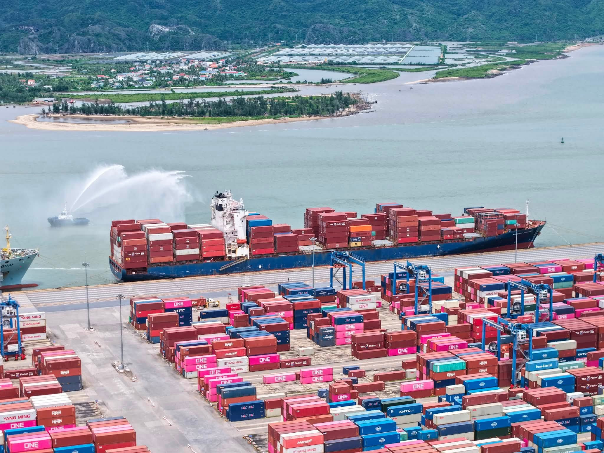 Tập trung khơi thông nguồn lực, mở rộng không gian phát triển, đồng bộ hạ tầng logistics vùng để thực hiện thắng lợi mục tiêu tăng trưởng hai con số theo tinh thần Nghị quyết số 11-NQ/TU. Ảnh: Cảng Container Quốc tế Tân Cảng - Hải Phòng (TC-HICT).