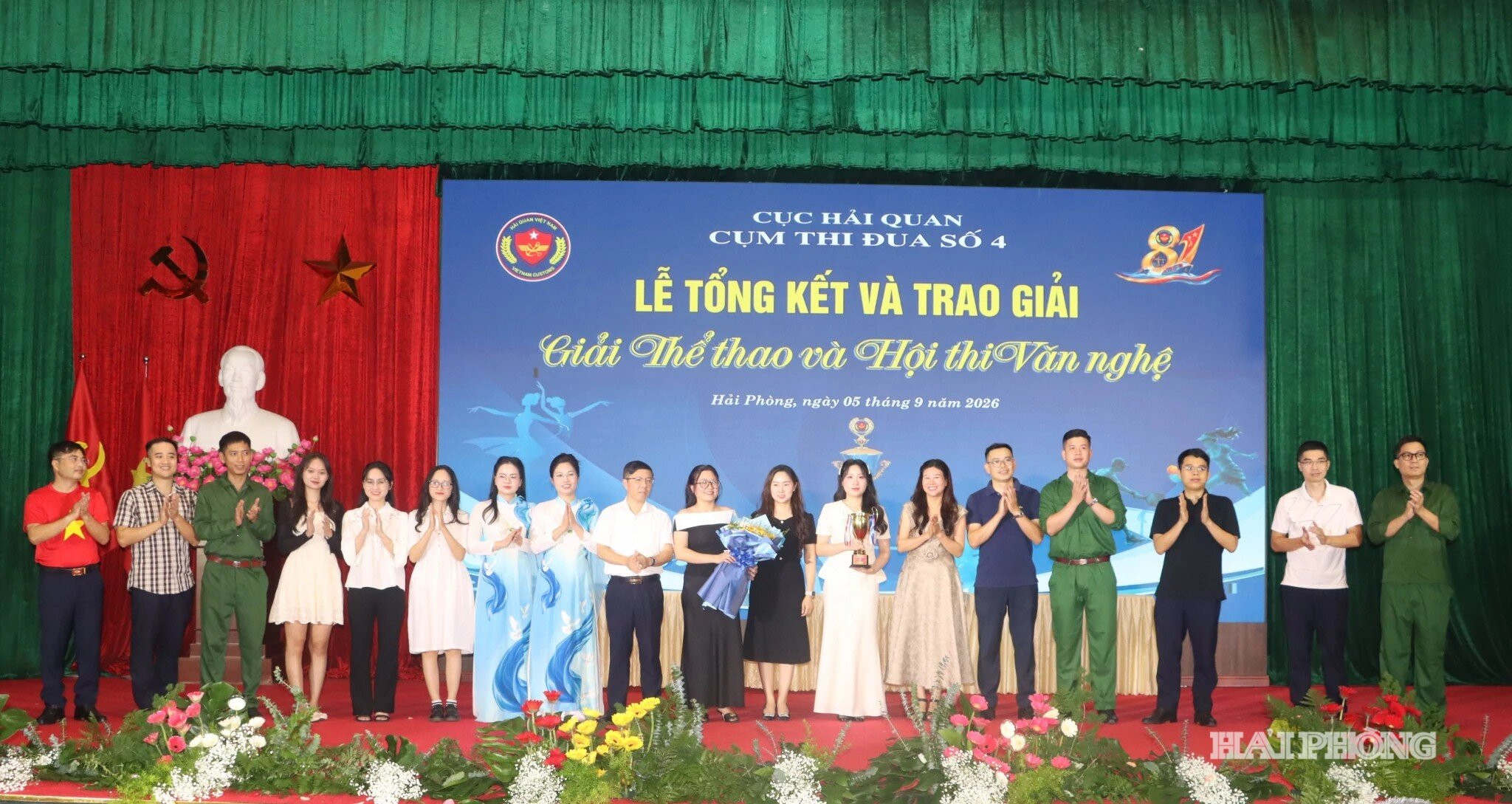 Phó Cục trưởng Cục Hải quan Lưu Mạnh Tưởng (thứ 9 từ trái sang) và Nghệ sĩ nhân dân Khánh Hòa, Giám đốc Nhà hát Nghệ thuật đương đại Hải Phòng (thứ 6 bên phải sang) trao giải Nhất hội thi văn nghệ.