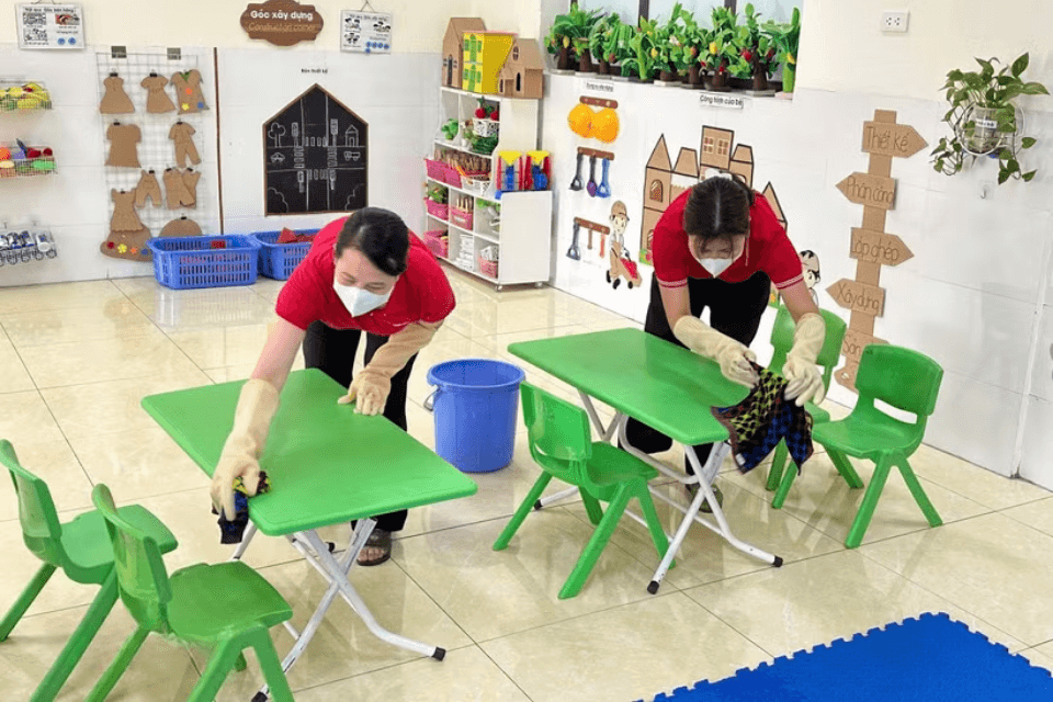 Giáo viên trường mầm non vệ sinh khu vực vui chơi để phòng tránh bệnh tay chân miệng.