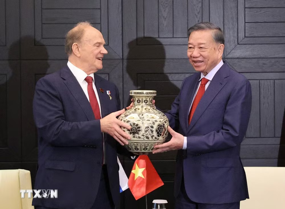 Tổng Bí thư, Chủ tịch nước Tô Lâm tặng quà cho Chủ tịch Đảng Cộng sản Liên bang Nga Gennady Zyuganov. (Ảnh: Thống Nhất/TTXVN) ttxvn-tong-bi-thu-chu-tich-nuoc-to-lam-tiep-chu-tich-dang-cong-san-nga4.jpg