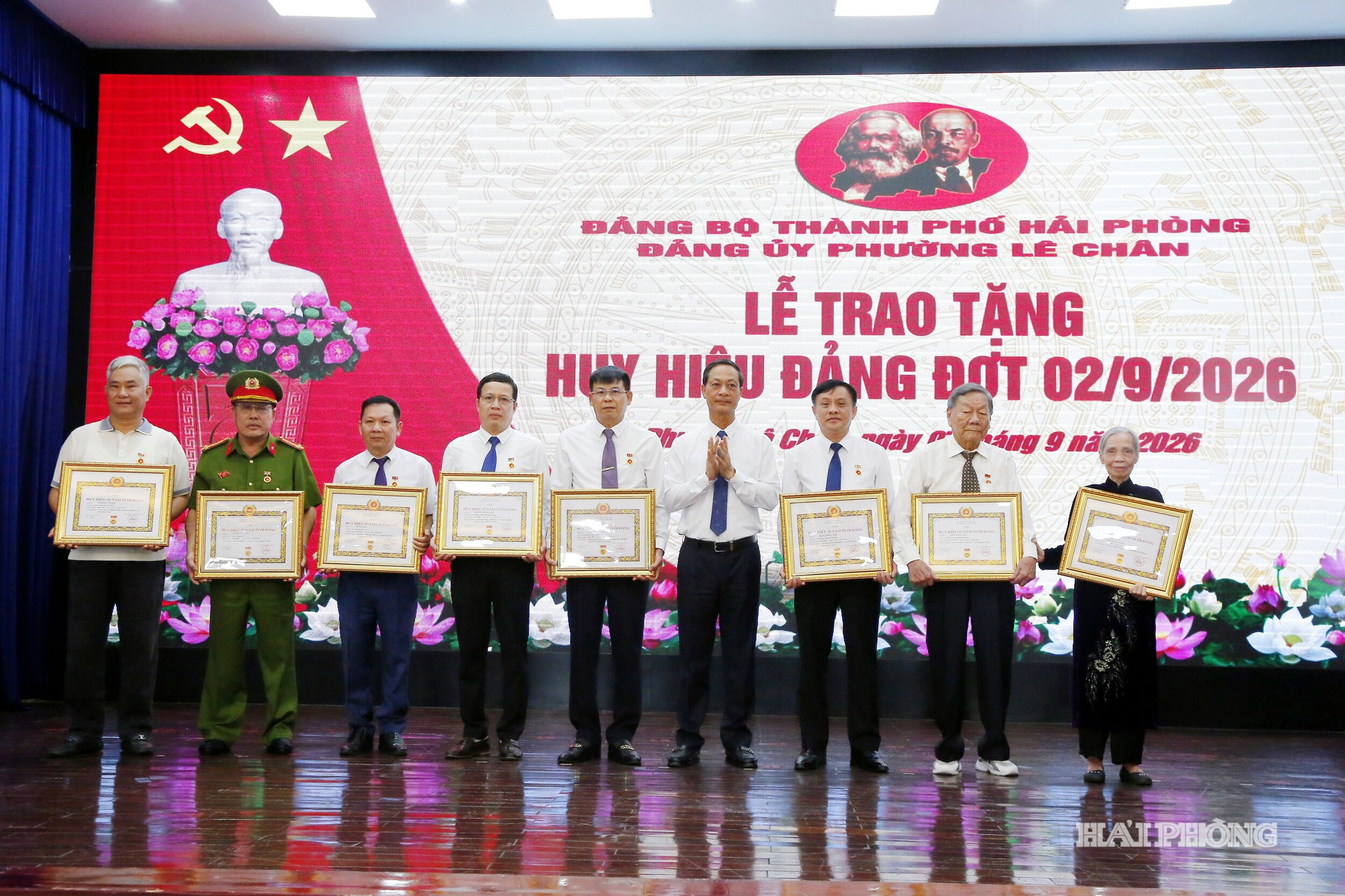 Đồng chí Đỗ Mạnh Hiến, Phó Bí thư Thường trực Thành ủy trao Huy hiệu 60-65 tuổi Đảng tặng các Đảng viên