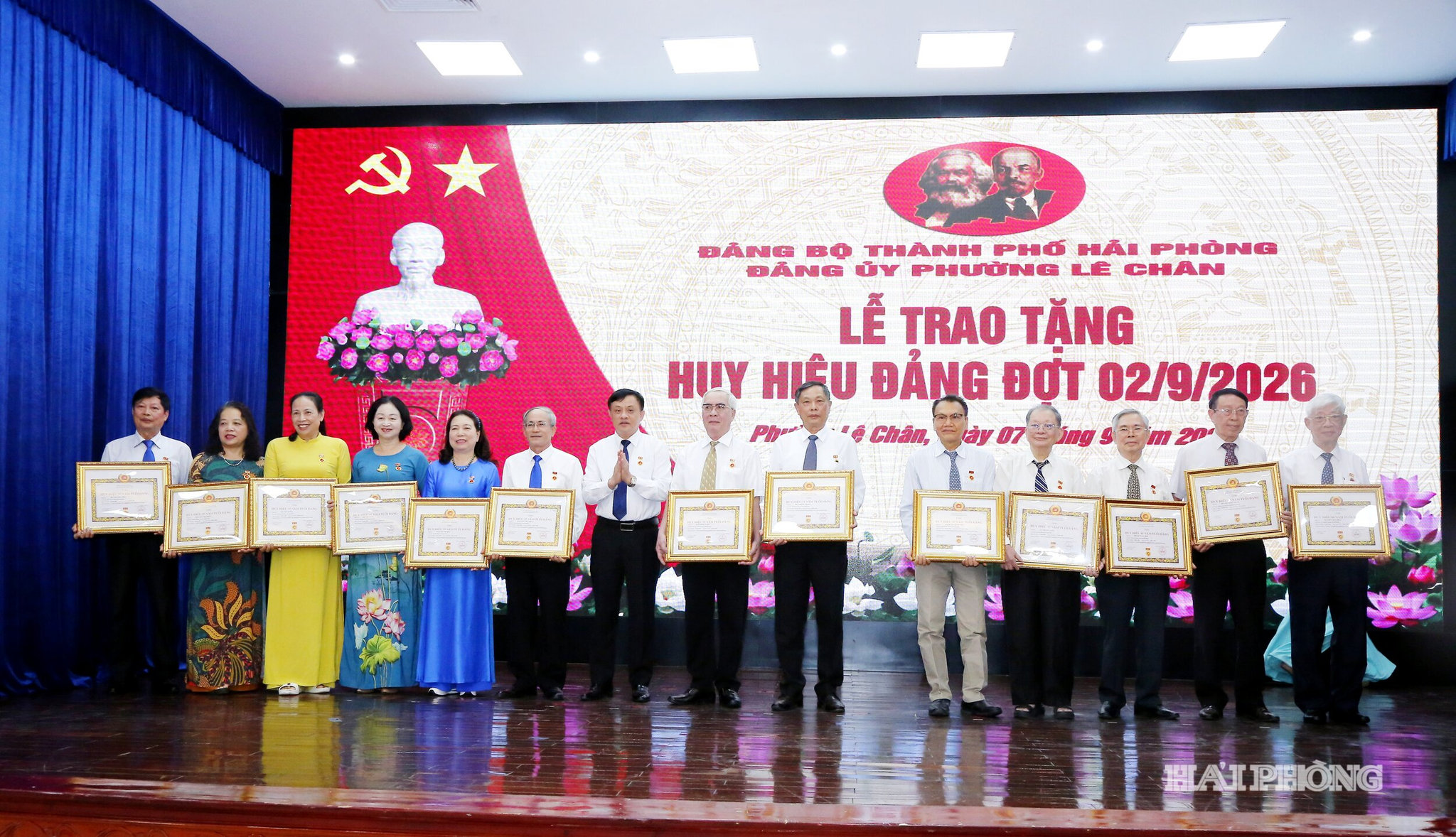 Đồng chí Đặng Đông Anh, Bí thư phường Lê Chân trao Huy hiệu 40-45-50 năm tuổi Đảng tặng các Đảng viên