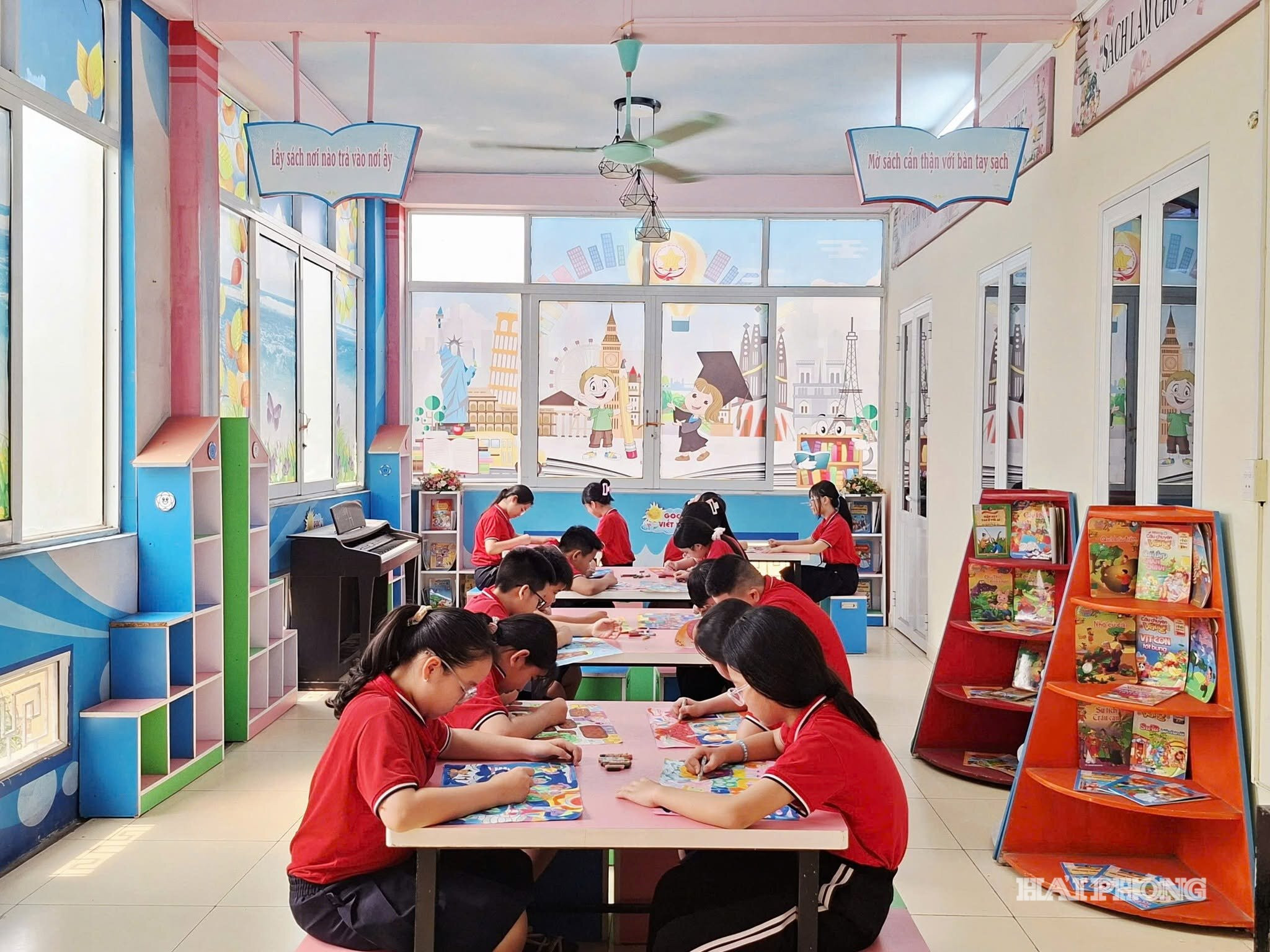 Học sinh Trường Tiểu học Hùng Vương (phường Hồng Bàng) trong giờ sinh hoạt Câu lạc bộ Mỹ thuật.
