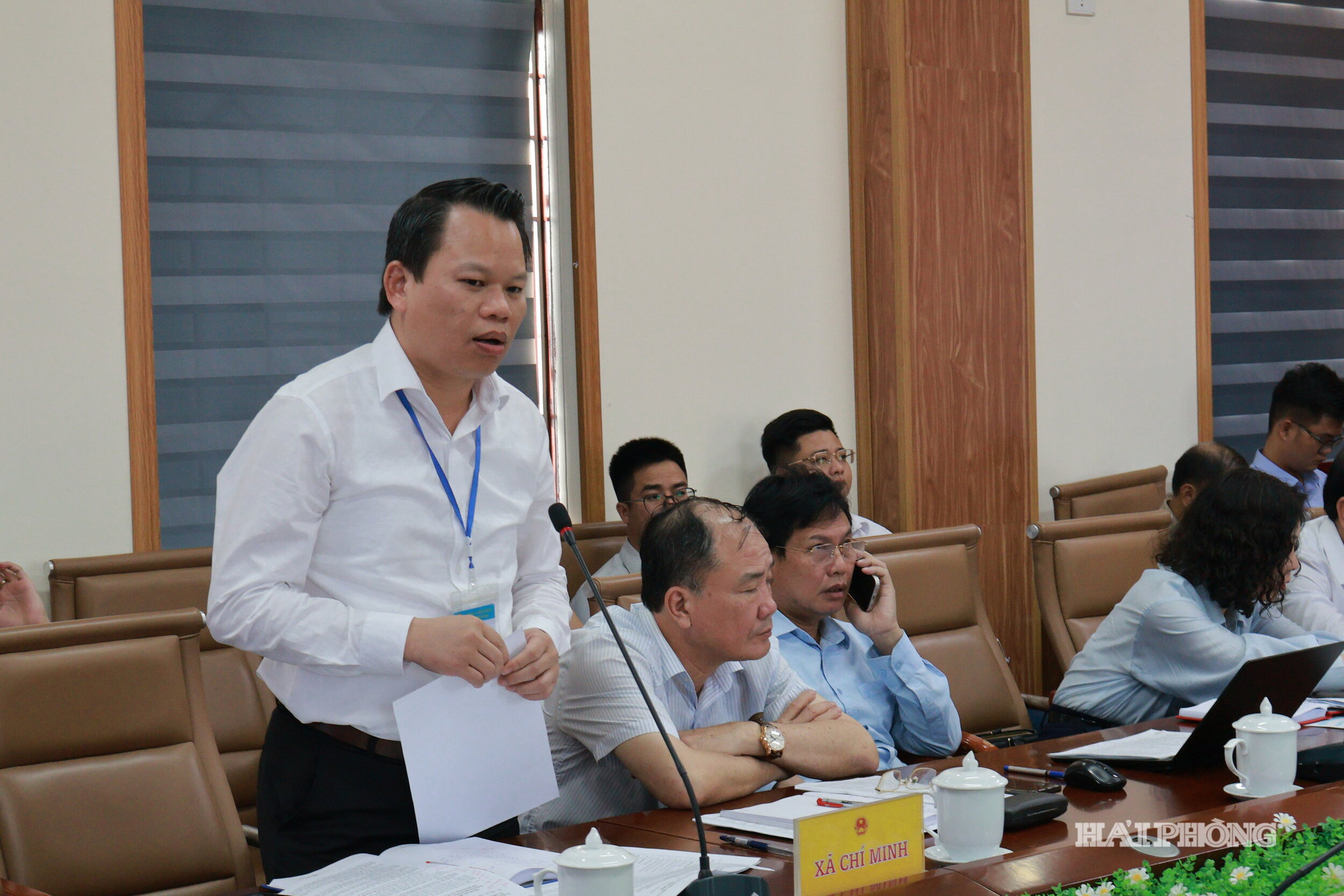 Lãnh đạo UBND xã Chí Minh báo cáo về tình hình phát triển kinh tế xã hội của địa phương tại hội nghị.