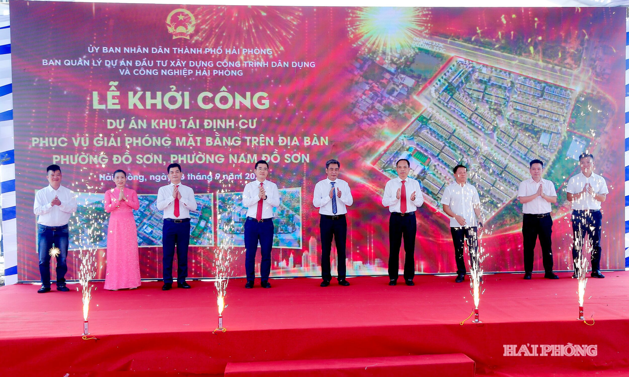 Lãnh đạo phường Đồ Sơn cùng các nhà thầu và đại biểu thực hiện nghi thức khởi công Dự án đầu tư xây dựng khu tái đinh cư phục vụ giải phóng mặt bằng các dự án khu vực phường Đồ Sơn, Nam Đồ Sơn.