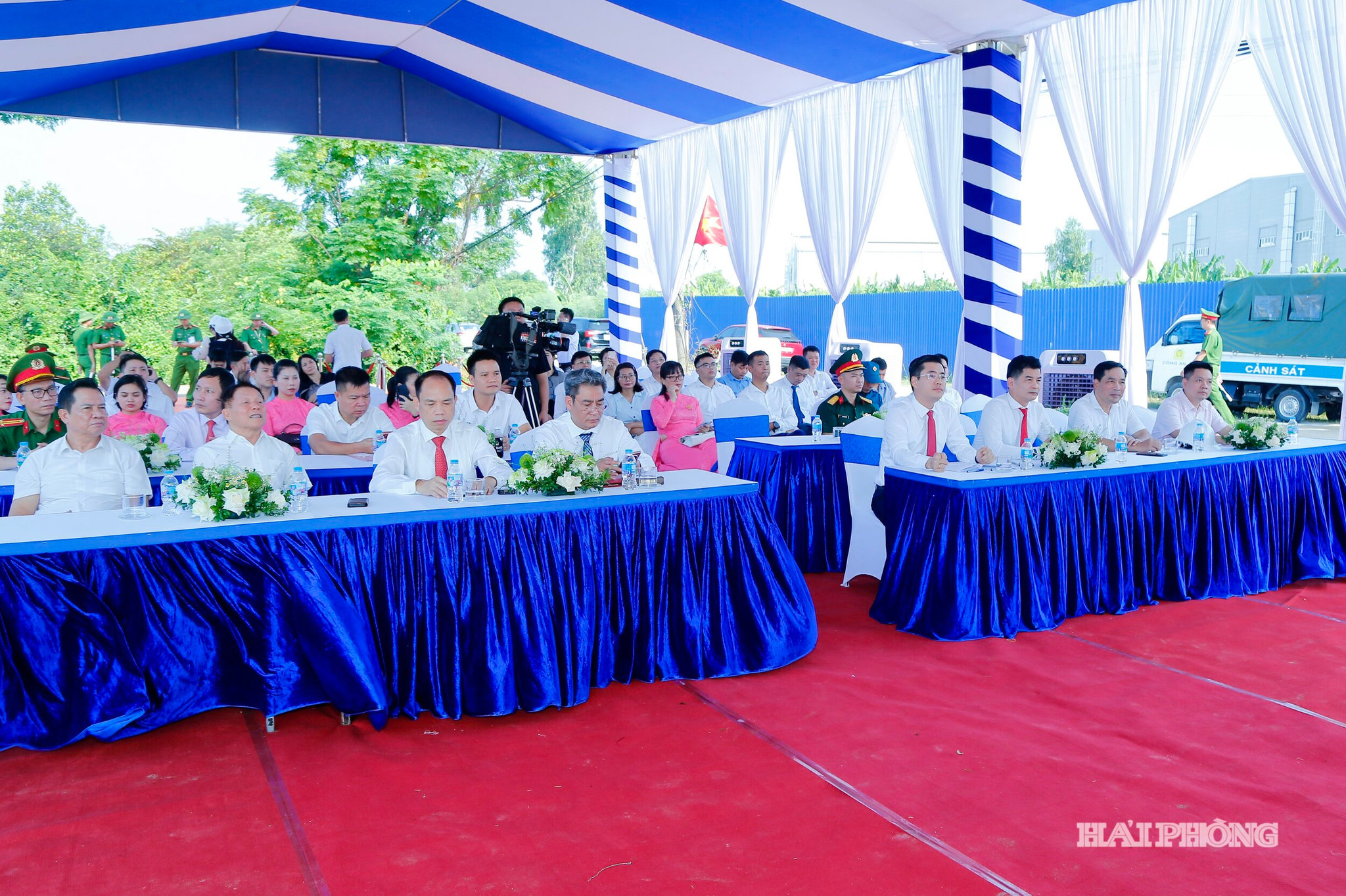 Các đại biểu dự lễ khởi công dự án.