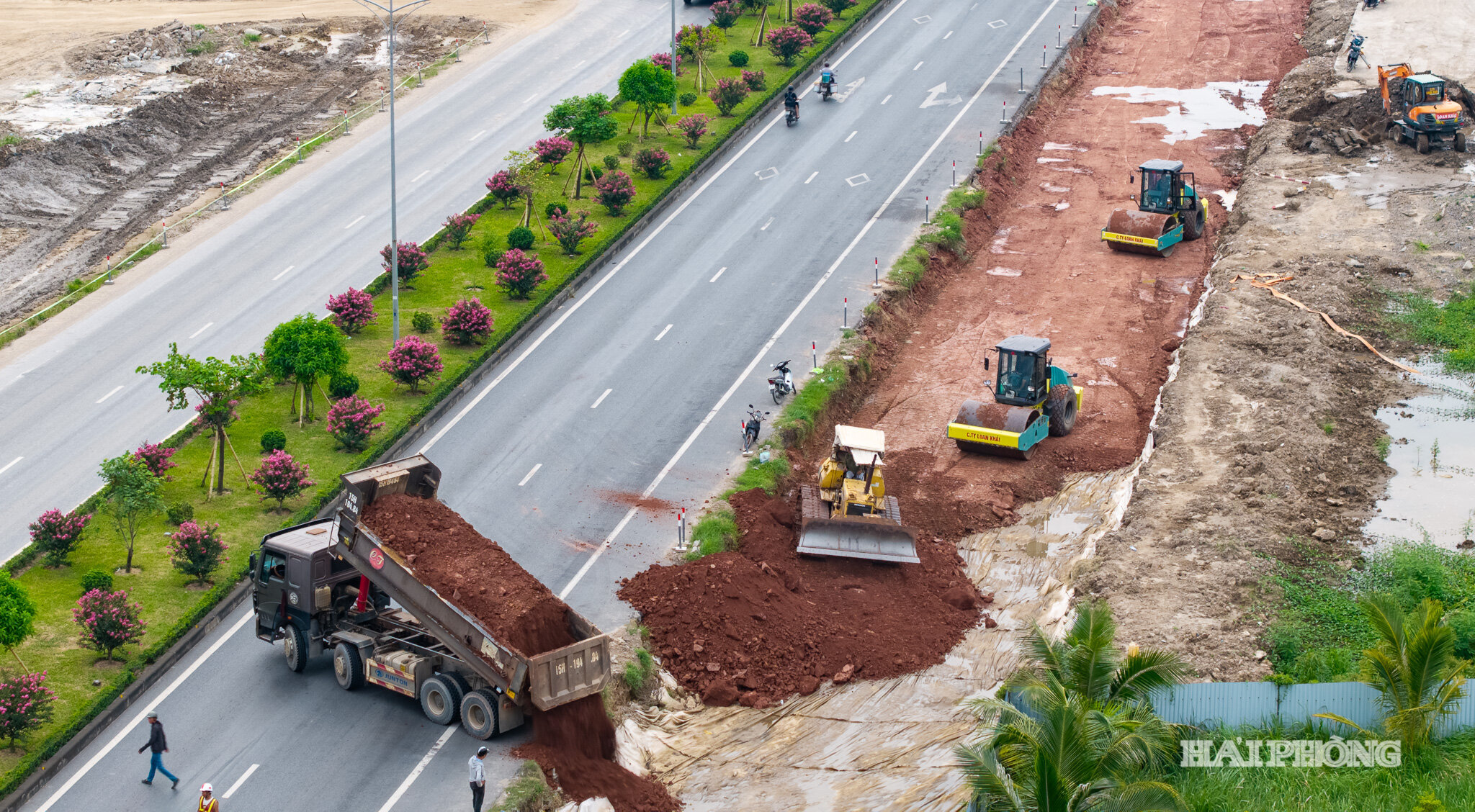 Trên tuyến đường nối quốc lộ 5 với quốc lộ 10, nhiều mũi thi công được triển khai đồng thời, tạo thế bứt tốc trên toàn tuyến, hướng tới mục tiêu hoàn thành các hạng mục theo đúng lộ trình đề ra.