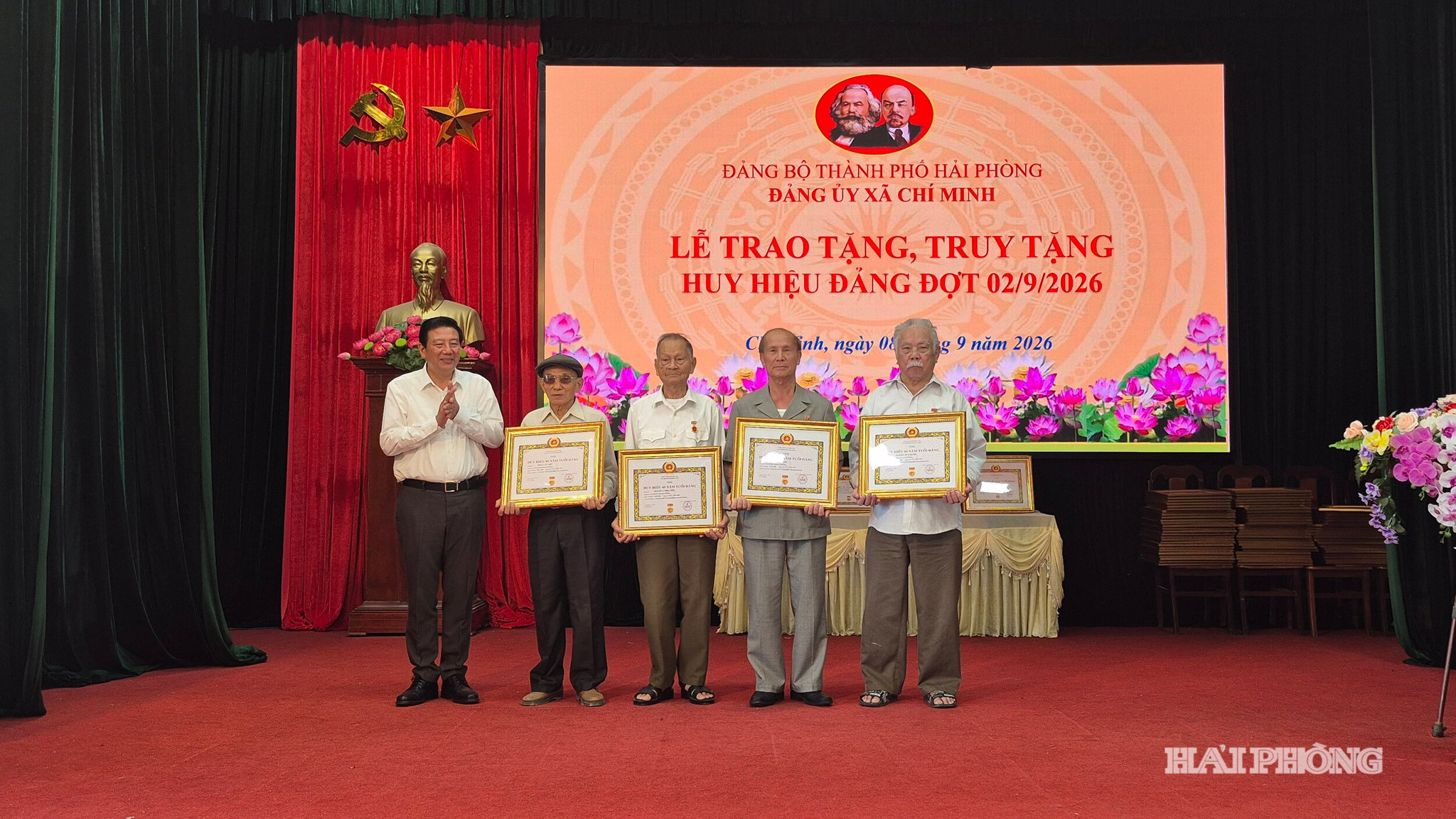 Đồng chí Nguyễn Quang Phúc, Trưởng Ban Tuyên giáo và Dân Vận Thành ủy trao Huy hiệu 65 năm, 60 năm tuổi Đảng tặng các đảng viên xã Chí Minh.