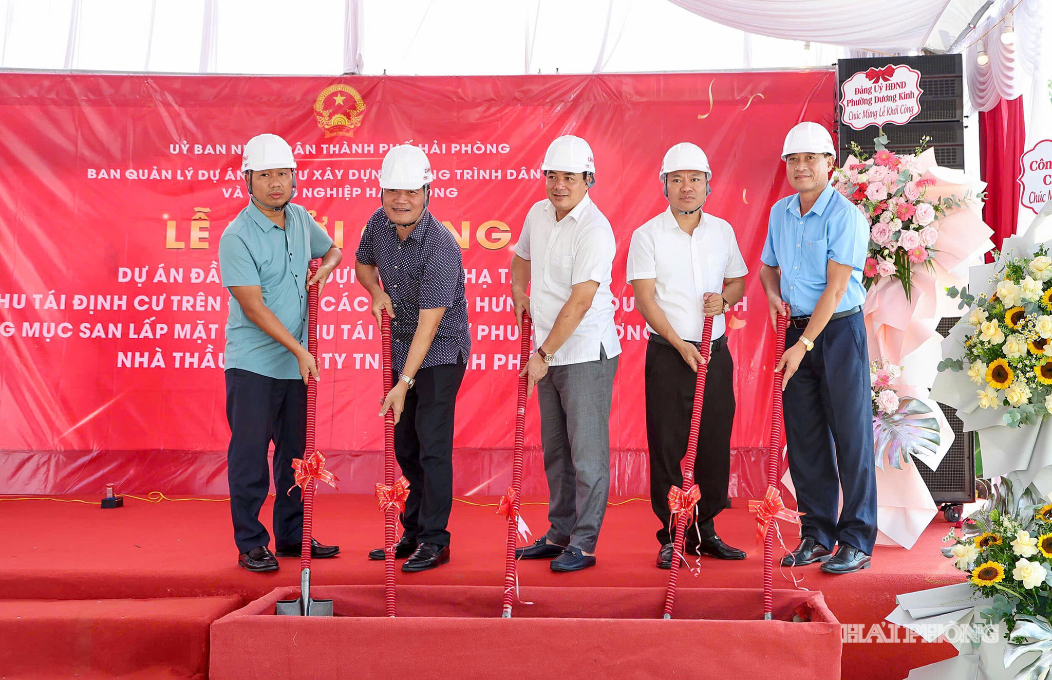 Đại diện lãnh đạo phường, Ban quản lý thực hiện nghi thức khởi công dự án