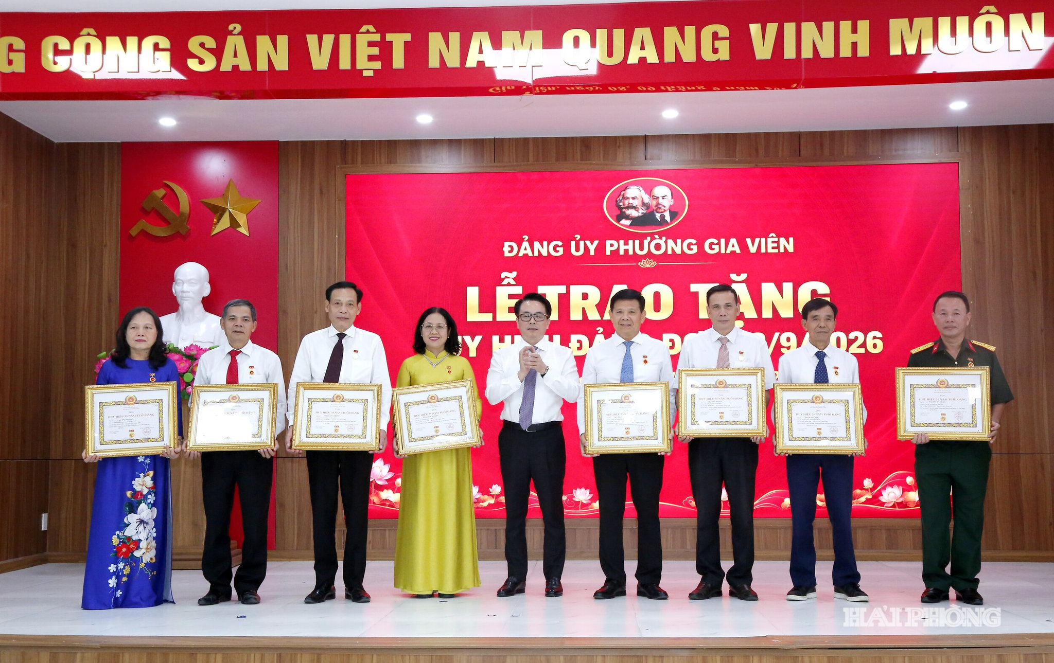 Đồng chí Lê Trí Vũ, Phó chủ tịch Thường trực HĐND thành phố trao Huy hiệu 35 -40-45 năm tuổi Đảng tặng các nguyên lãnh đạo các Ban ngành
