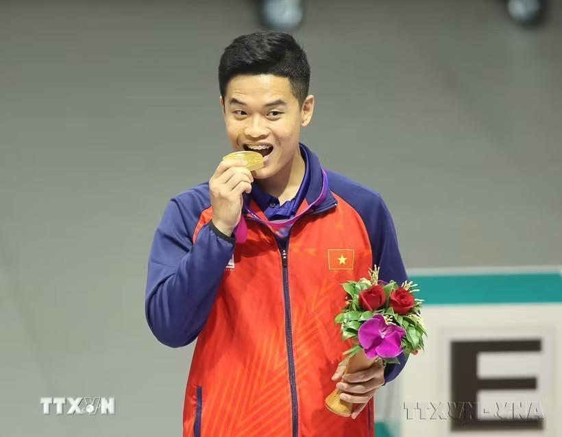 Thể thao Việt Nam có Huy chương vàng đầu tiên ở ASIAD 19 của xạ thủ Phạm Quang Huy ở nội dung súng ngắn hơi 10m cá nhân nam. (Ảnh: TTXVN phát)