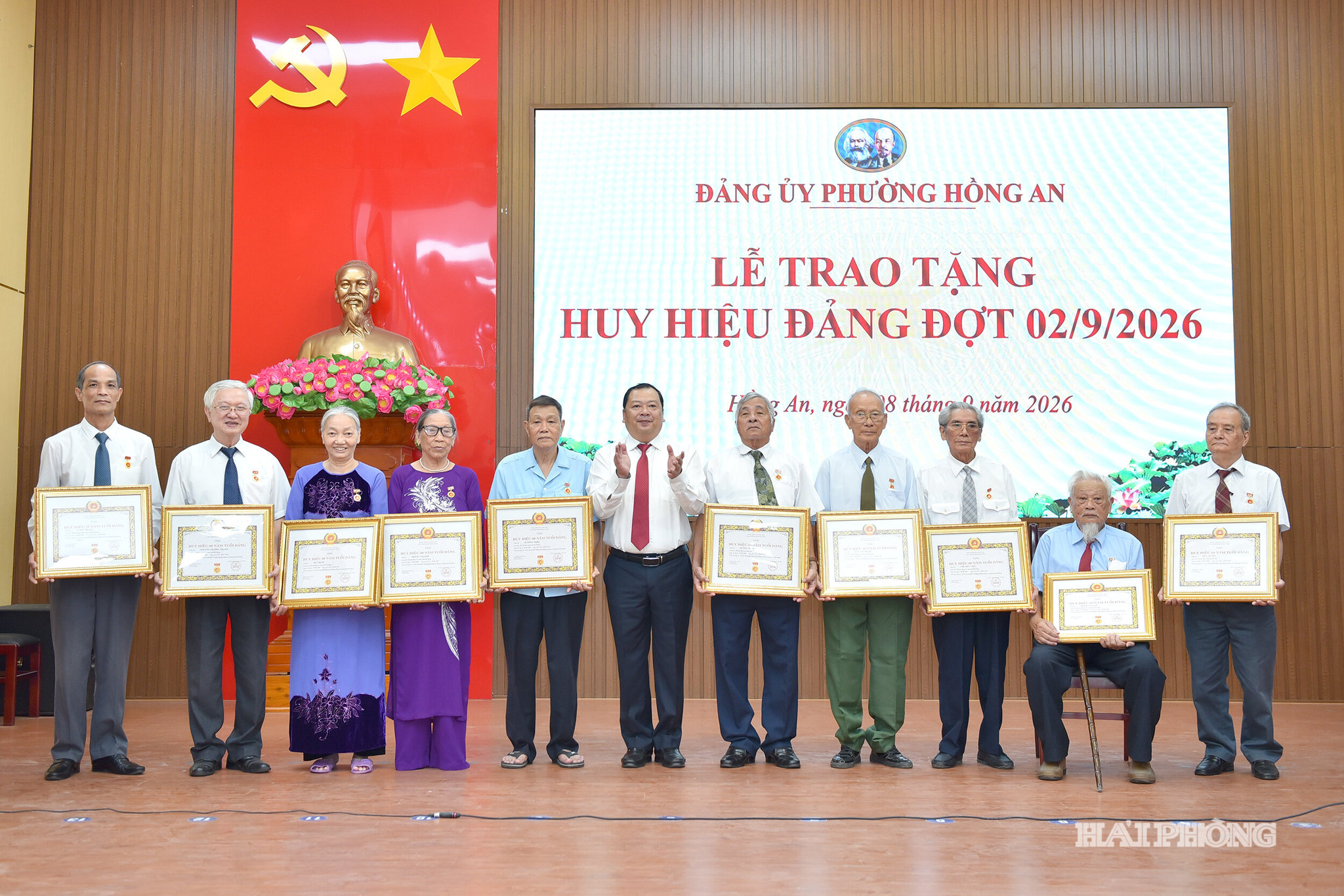 Lãnh đạo phường Hồng An trao Huy hiệu Đảng đợt 2/9 tặng các đảng viên thuộc Đảng bộ phường.