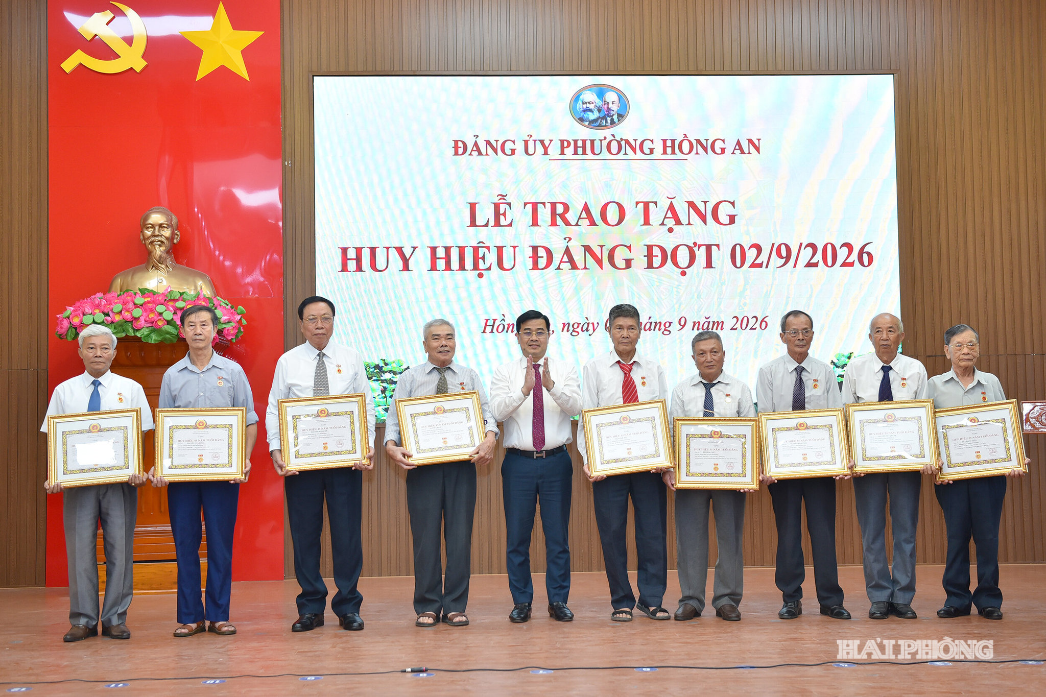 Lãnh đạo phường Hồng An trao Huy hiệu Đảng đợt 2/9 tặng các đảng viên thuộc Đảng bộ phường.