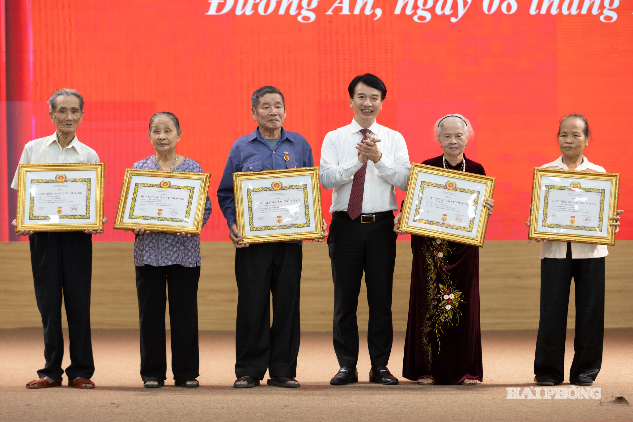 trao-huy-hieu-dang-3.jpg