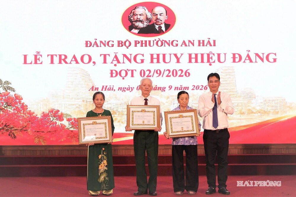 Đồng chí Chu Đức Anh, Bí thư Đảng ủy, Chủ tịch HĐND phường An Hải trao Huy hiệu Đảng đợt 2/9/2026 tặng các đảng viên.