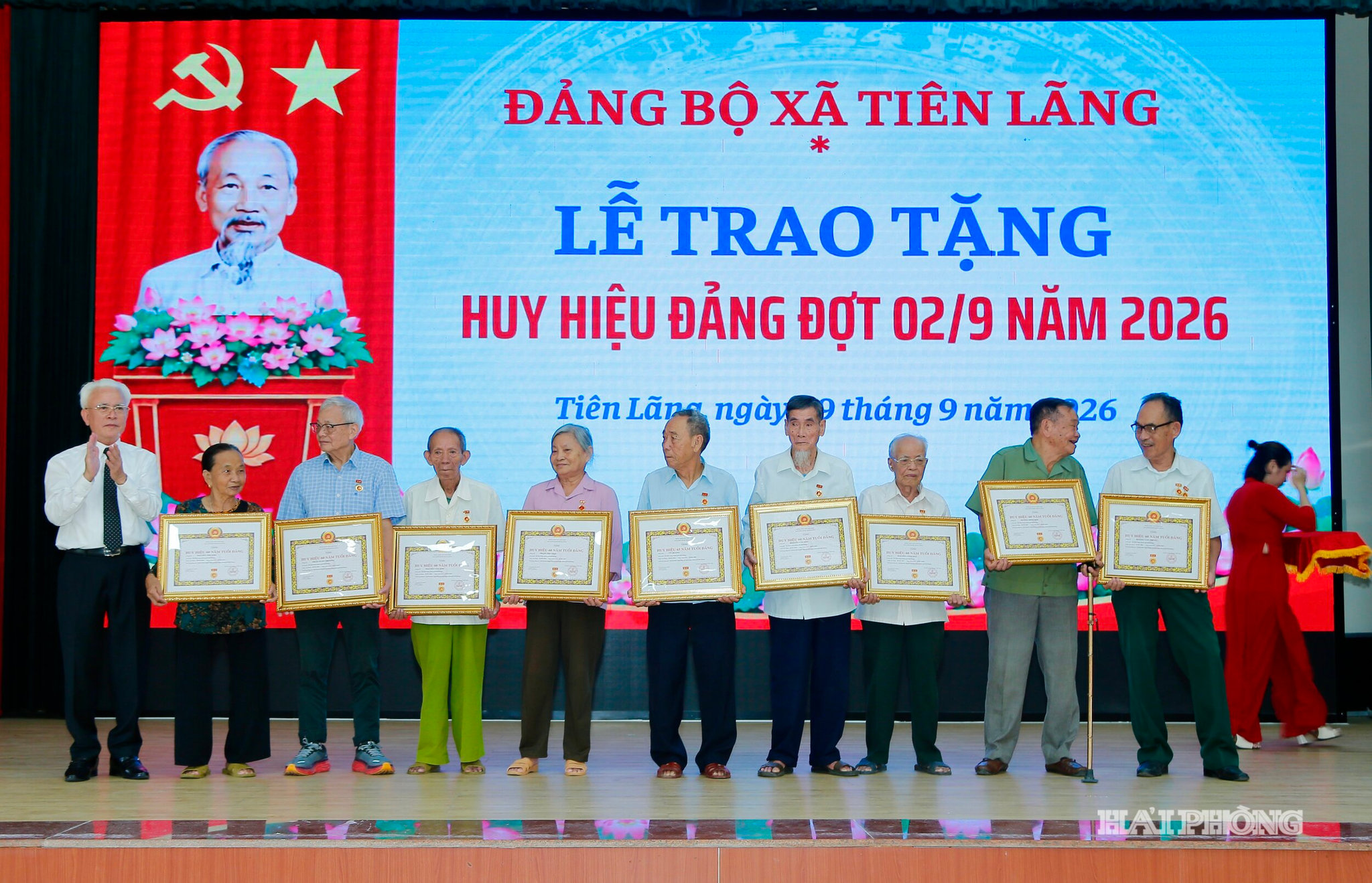 Đồng chí Nguyễn Đình Chuyến, Uỷ viên ban Thường vụ, Trưởng ban Nội chính Thành ủy trở huy hiệu Đảng tặng các Đảng viên xã Tiên Lãng.