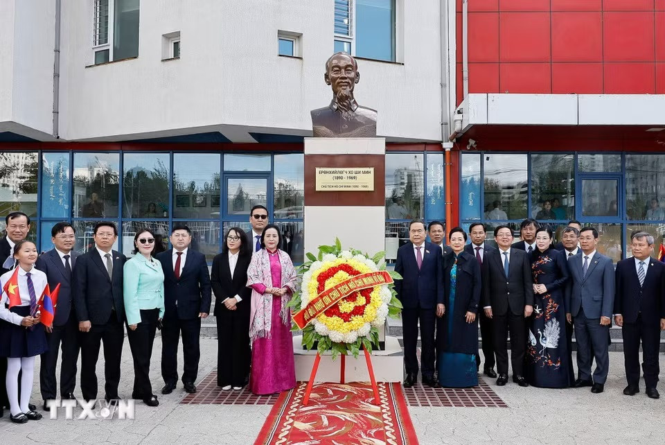 chu-tich-quoc-hoi-tham-mong-co1.jpg