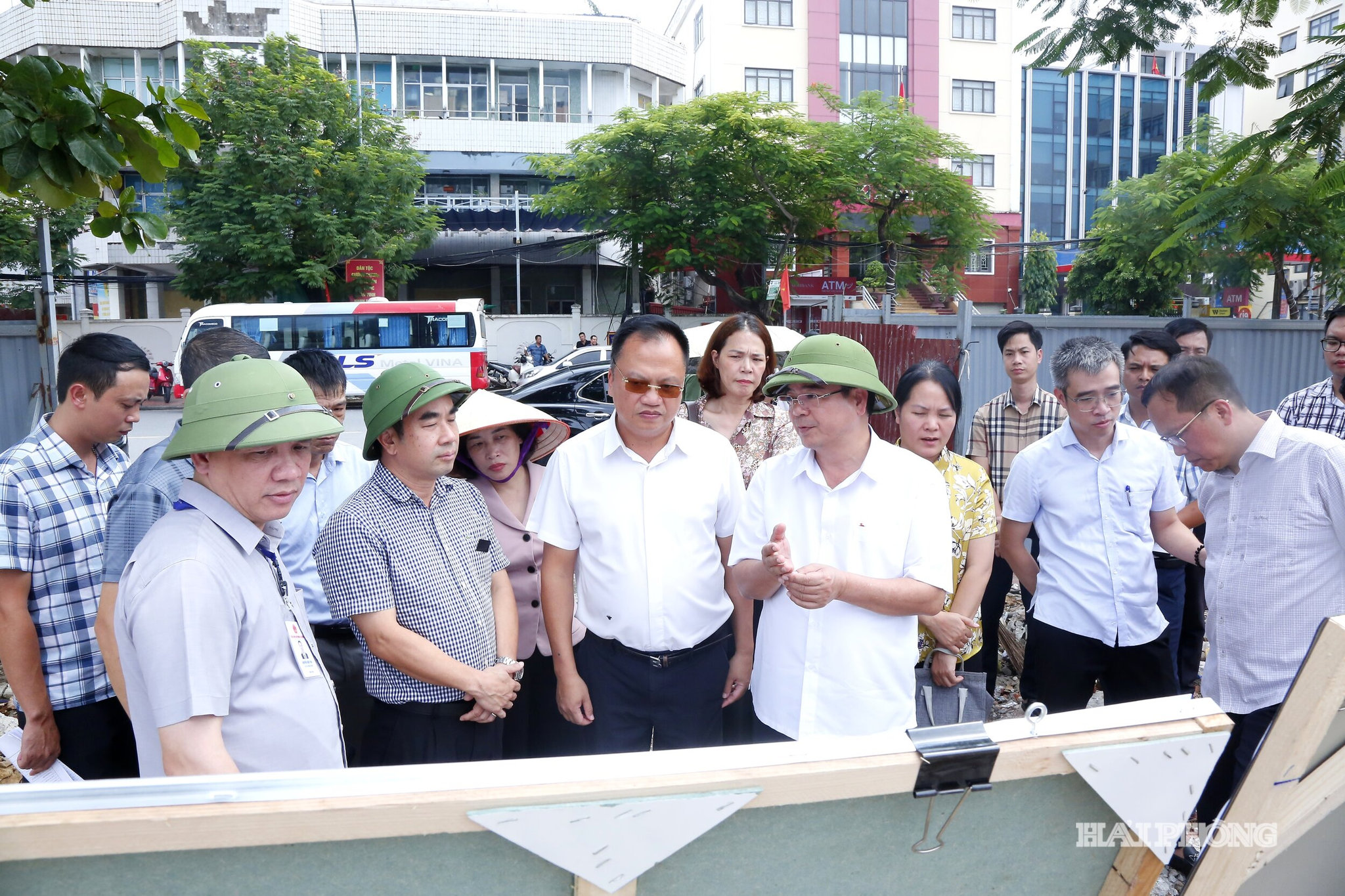 Đồng chí Nguyễn Minh Hùng, Phó Chủ tịch UBND thành phố cùng các Bạn, Ngành và phường Ngô Quyền kiểm tra dự án thi công Khu chung cư Vạn Mỹ (cũ).