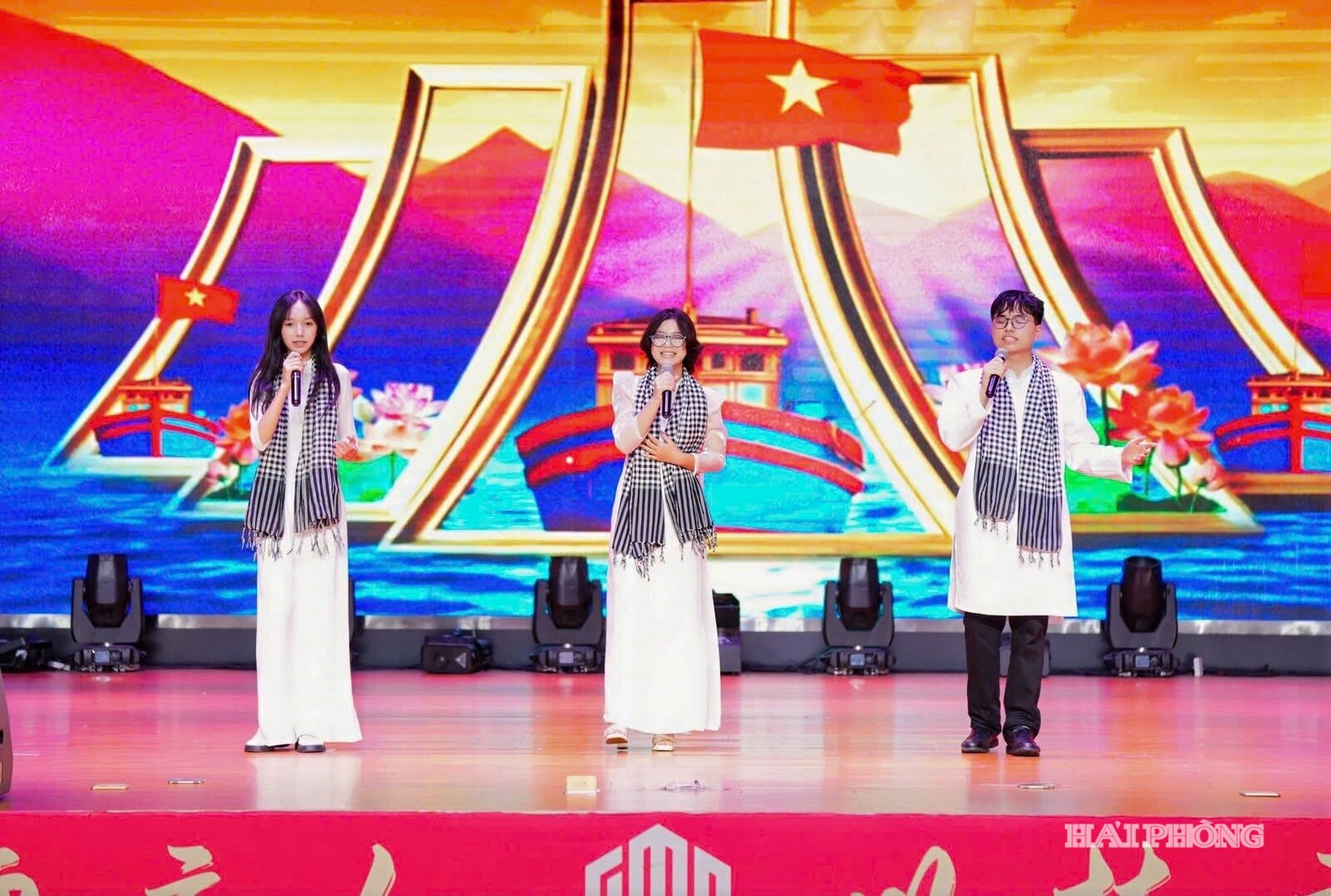 Em Phạm My (ở giữa) cùng các bạn thuộc đoàn Hải Phòng biểu diễn tiết mục