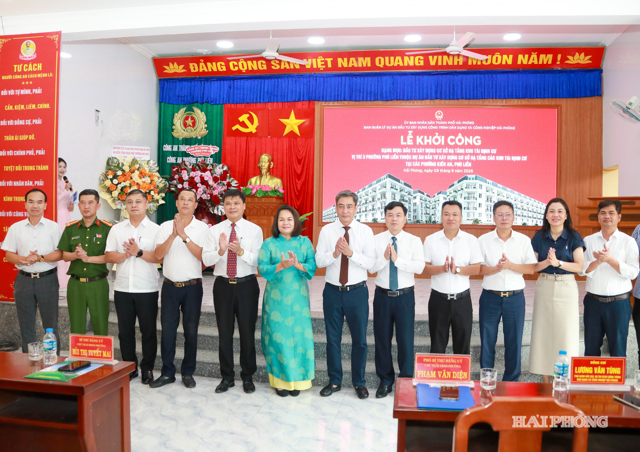 Các đại biểu, nhà thầu và đại diện khu dân cư tại lễ khởi công