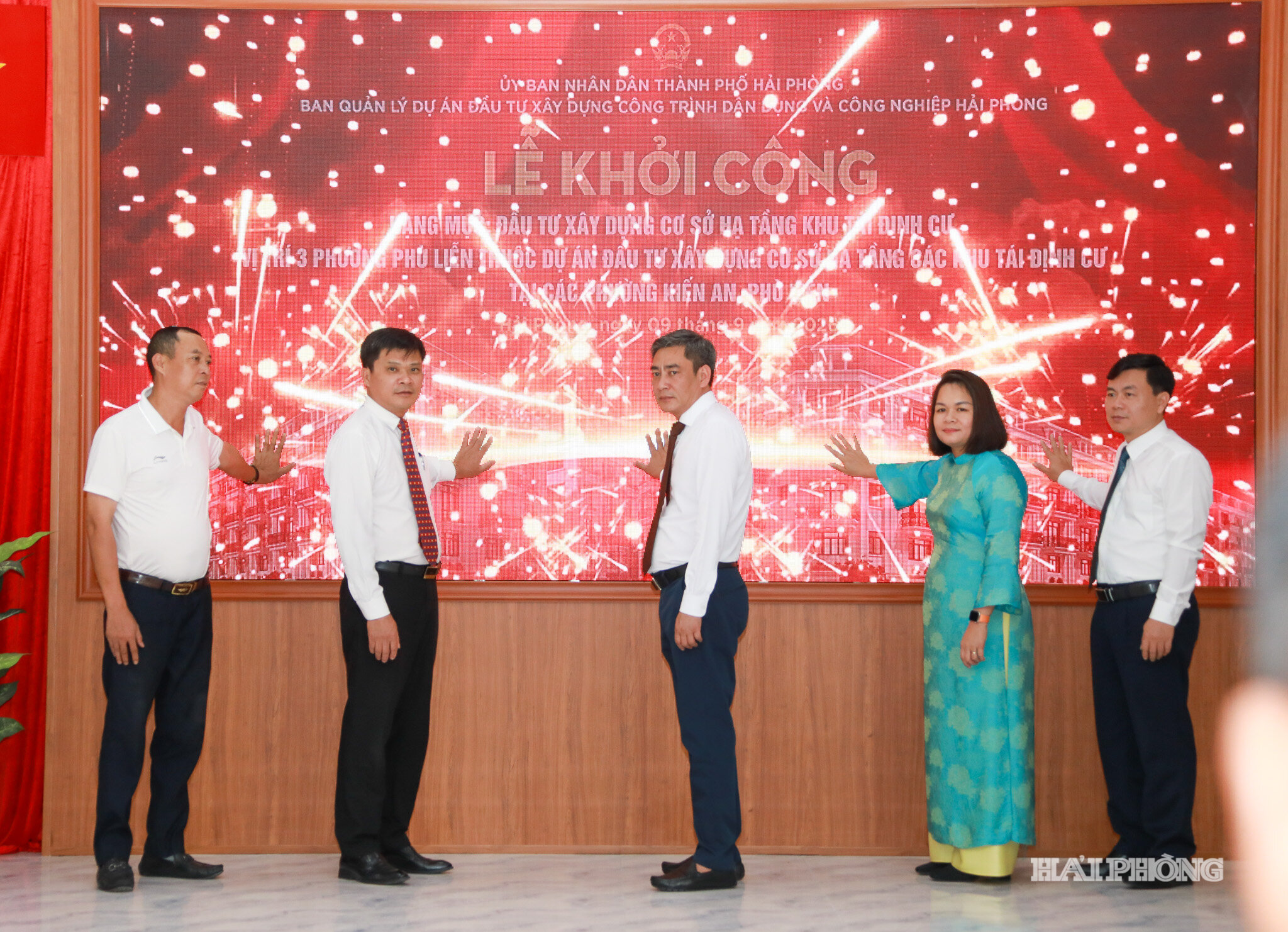 Các đại biểu thực hiện nghi thức bấm nút khởi công
