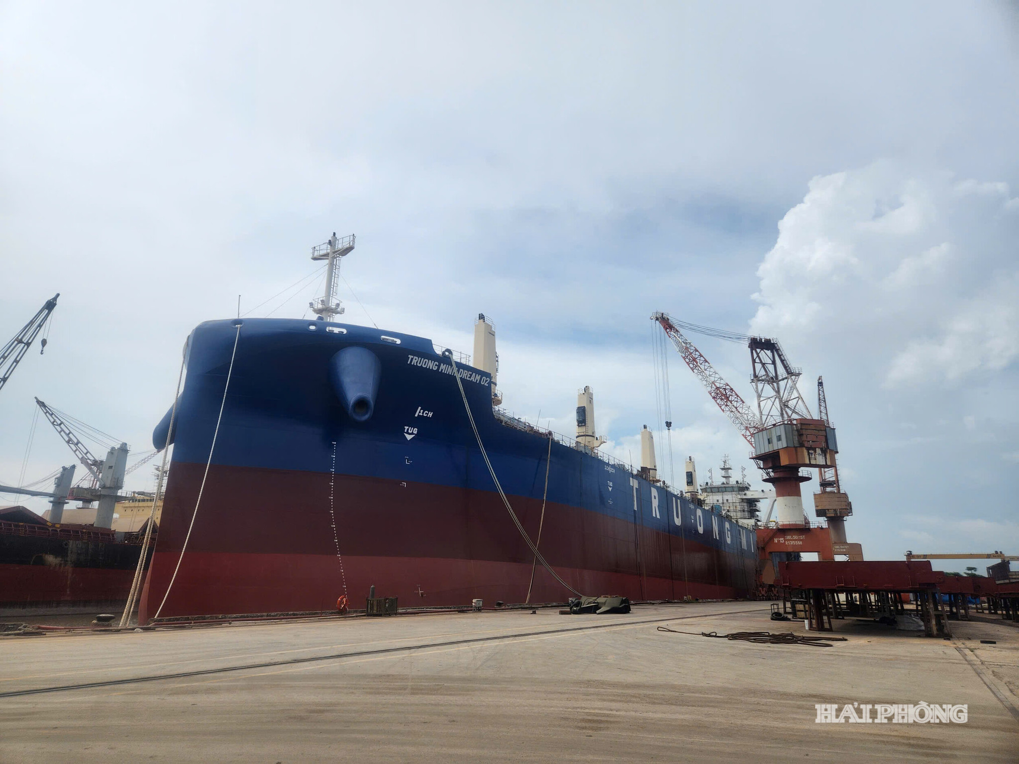 Tàu hàng Trường Minh 02 có trọng tải toàn phần 65.000 DWT, chiều dài tổng thể 199,99 m, chiều rộng 32,26 m, mớn nước thiết kế 11,3 m.