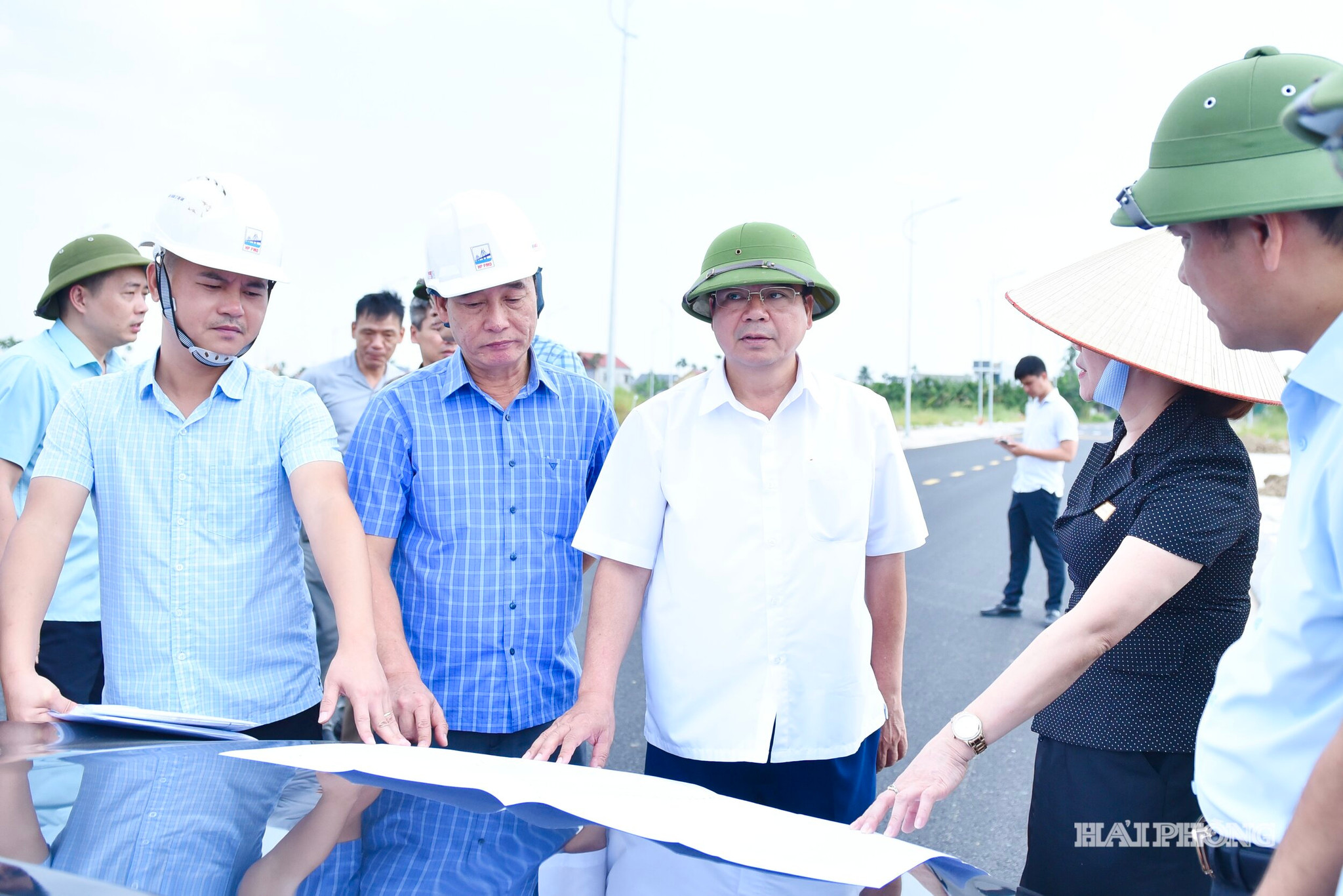 Đồng chí Nguyễn Minh Hùng, Phó Chủ tịch UBND thành phố kiểm tra tiến độ Dự án khu tái định cư Lương Câu phục vụ Dự án đầu tư xây dựng tuyến đường sắt Lào Cai - Hà Nội - Hải Phòng đoạn qua địa bàn xã An Khánh.