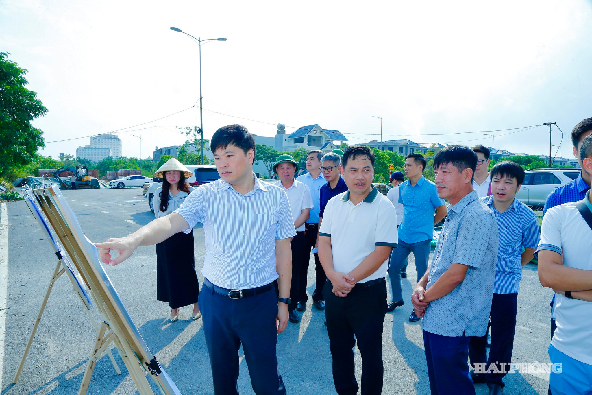Đồng chí Hoàng Minh Cường, Phó chủ tịch UBND thành phố kiểm tra tiến độ thực hiện Dự án nhà ở thương mại phục vụ chỉnh trang đô thị bên sông Lạch Tray (phường Hưng Đạo).