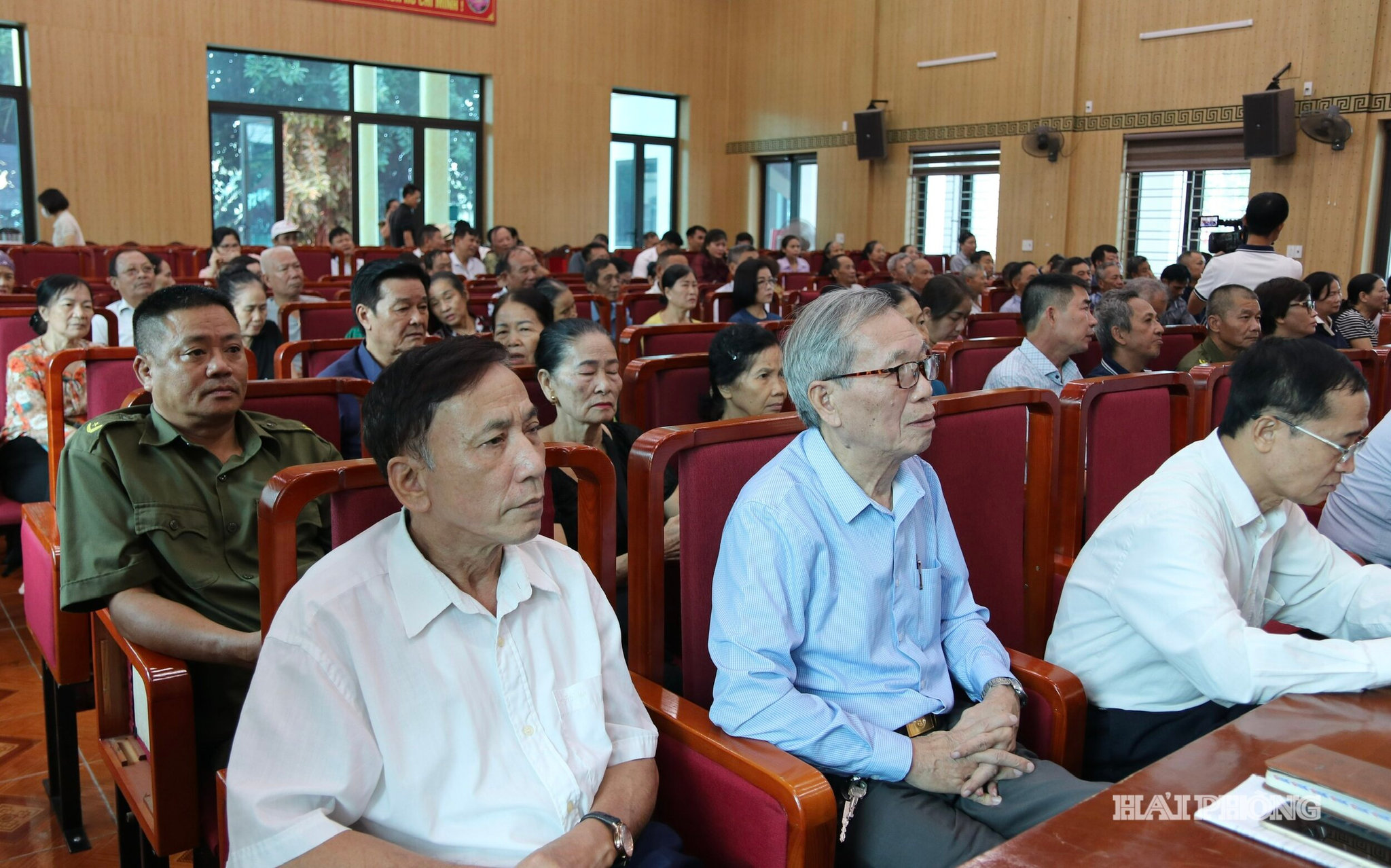 dai-bieu-tham-du.jpg