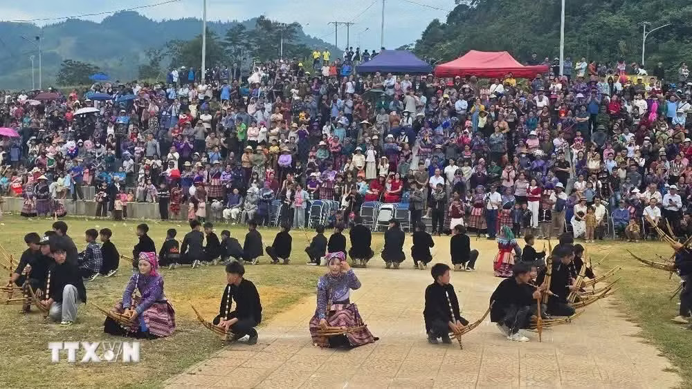 Màn đồng diễn khèn Mông của 100 nghệ nhân và học sinh Sín Chéng tại Lễ hội ron-ra-le-hoi-mua-vang-sin-cheng-am-vang-dieu-khen-o-lao-cai-8957245.jpg