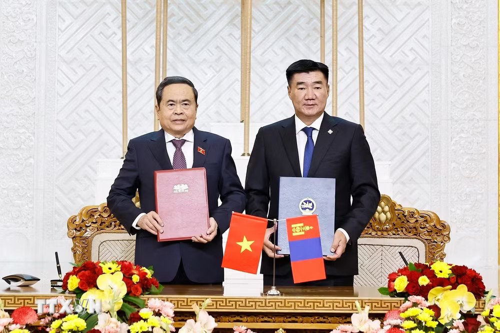 Chủ tịch Quốc hội Trần Thanh Mẫn và Chủ tịch Quốc hội Mông Cổ Sandag Byambatsogt ký kết Bản ghi nhớ hợp tác giữa Quốc hội Việt Nam và Quốc hội Mông Cổ. (Ảnh: Doãn Tấn/TTXVN) ttxvn-chu-tich-quoc-hoi-tran-thanh-man-hoi-dam-voi-chu-tich-quoc-hoi-mong-co-7.jpg