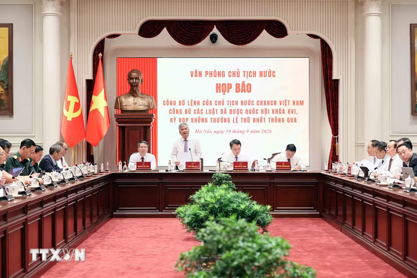 Phó Chủ nhiệm Văn phòng Chủ tịch nước Cấn Đình Tài chủ trì buổi họp báo. (Ảnh: An Đăng/TTXVN)