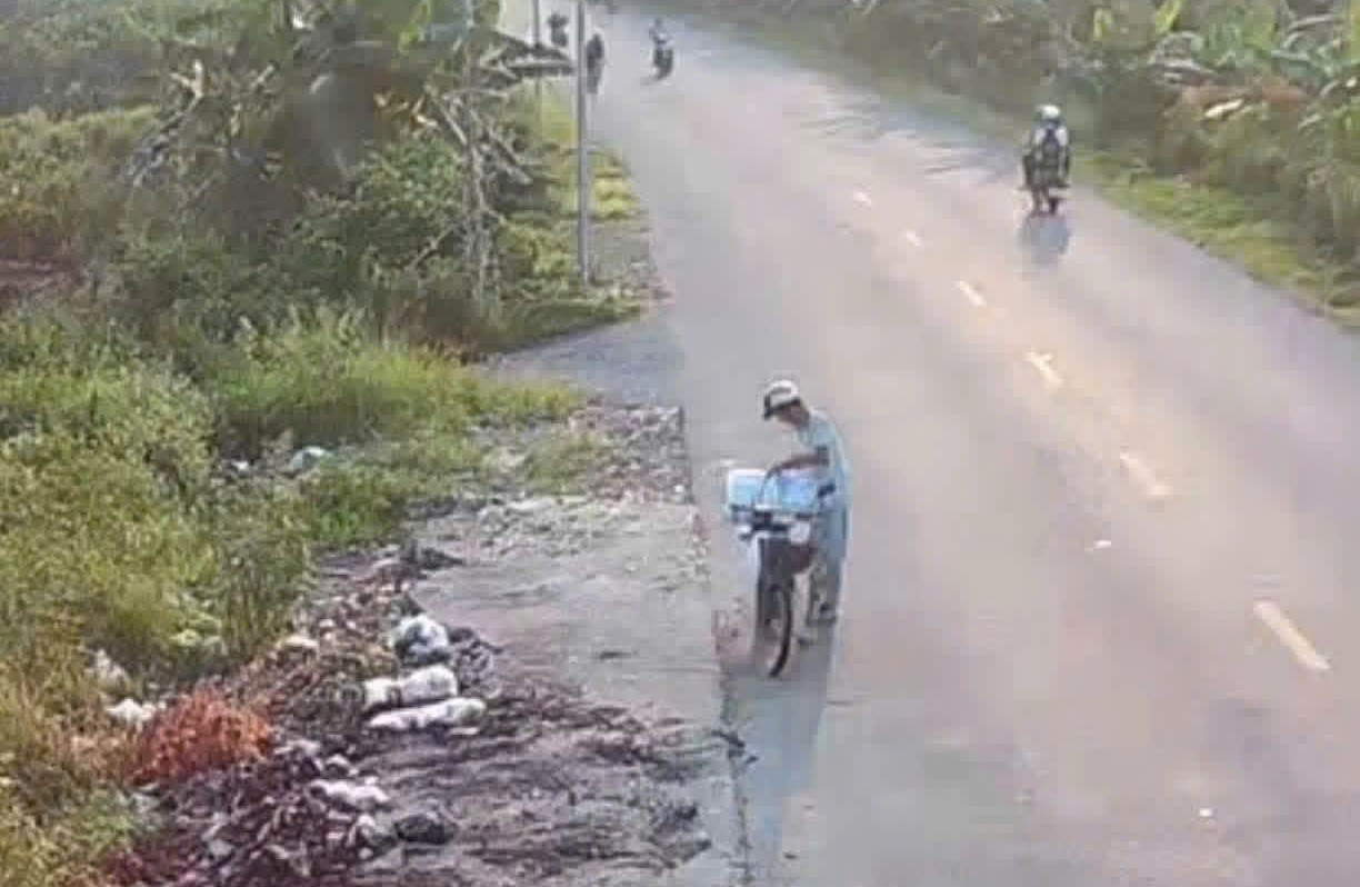 Camera giám sát an ninh trật tự tại xã Hà Bắc ghi nhận hình ảnh một người dân đổ rác trộm vào sáng 11/9 tại đoạn đường khu dân cư Bắc sông Hương.