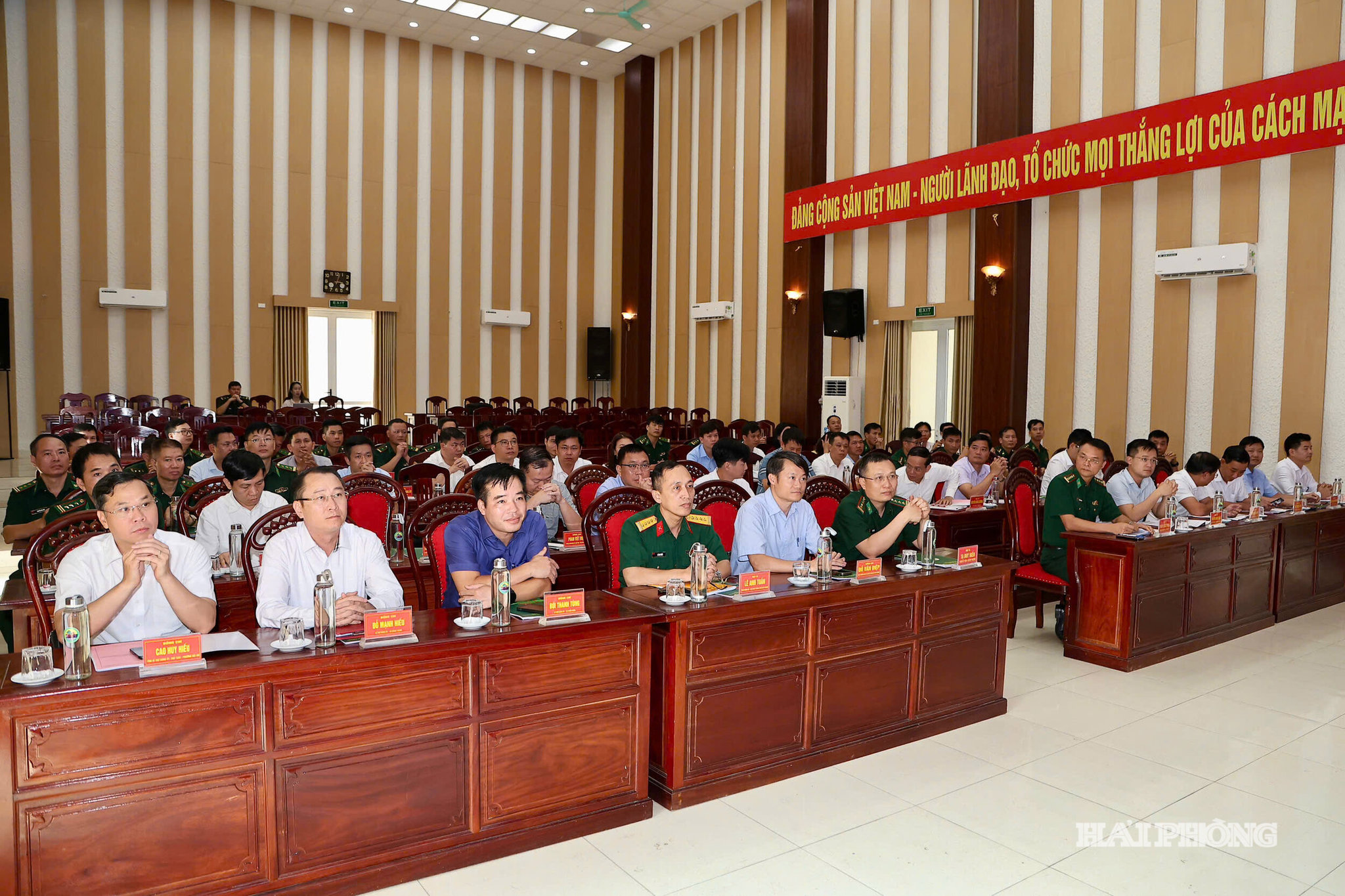 hoi-nghi.jpg
