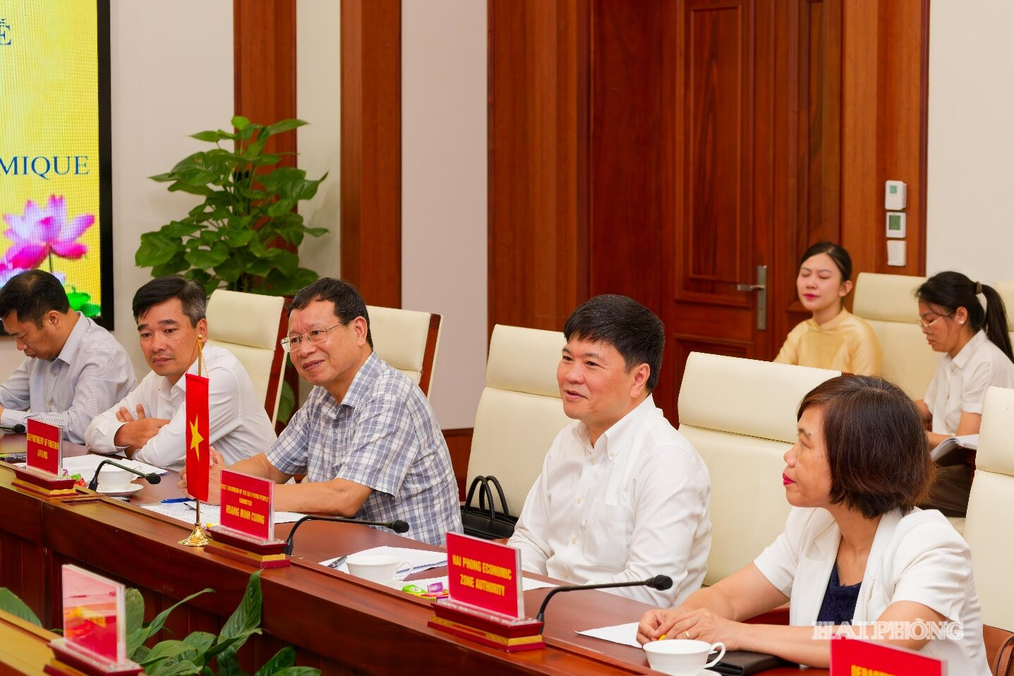 Đồng chí Hoàng Minh Cường, Phó Chủ tịch UBND thành phố chia sẻ với Đoàn công tác Đại sứ quán Cộng hòa Pháp về chiến lược phát triển của thành phố.