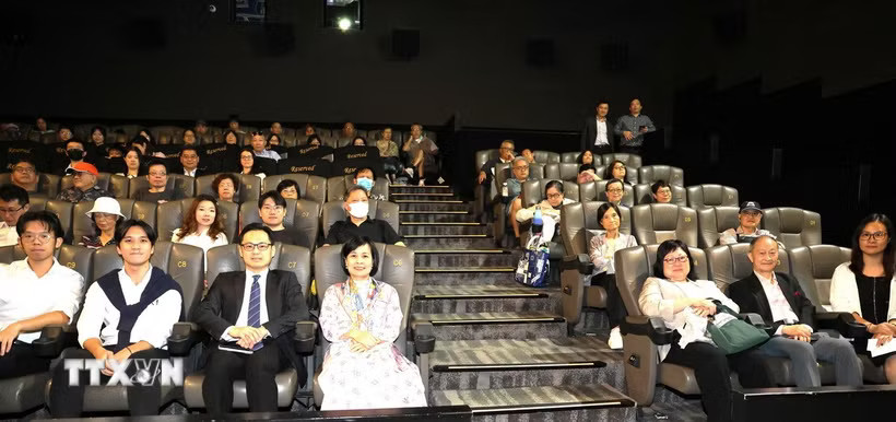 Các đại biểu và khán giản tham dự buổi công chiếu phim