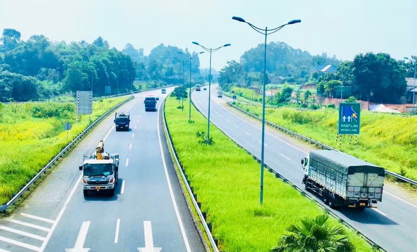 Phương tiện lưu thông trên một tuyến đường cao tốc. (Ảnh: PV/Vietnam+)