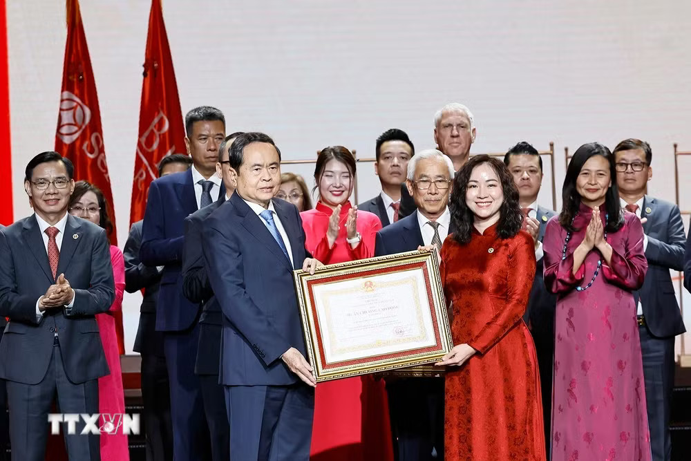ttxvn-chu-tich-quoc-hoi-du-le-don-nhan-danh-hieu-anh-hung-lao-dong-huan-chuong-lao-dong-cua-tap-doan-brg-9020146.jpg
