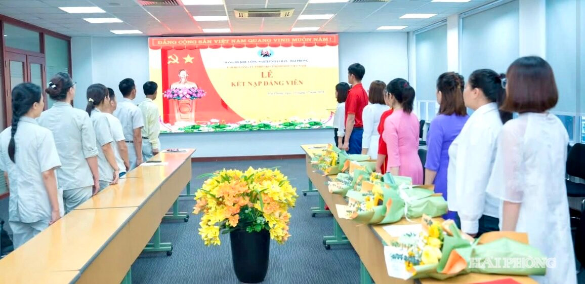 Lễ kết nạp Đảng viên tại Chi bộ Công ty TNHH Iko Thompson Việt Nam.