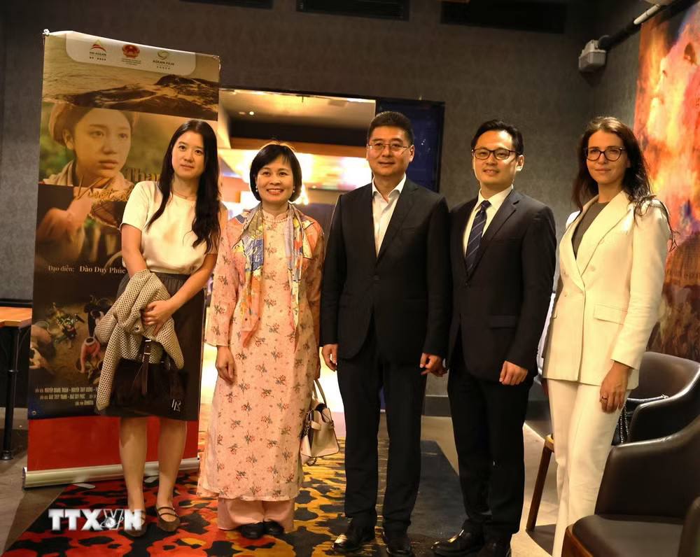 Bà Lê Đức Hạnh- Tổng Lãnh sự Việt Nam tại Hong Kong và Macau (Trung Quốc) (đứng thứ hai từ trái sang ) chụp ảnh với ông Hua You, Phó Đặc phái viên Văn phòng Đặc phái viên Bộ Ngoại giao Trung Quốc tại Hong Kong (thứ ba từ trái sang), ông Charles Chia, Giám đốc điều hành Quỹ ASEAN - Hong Kong (thứ hai từ phải sang) tại buổi công chiếu phim ttxvn-thanh-am-vuot-dai-duong-ban-tinh-ca-tu-nguc-tu-con-dao-ghi-dau-an-tai-hong-kong2.jpg