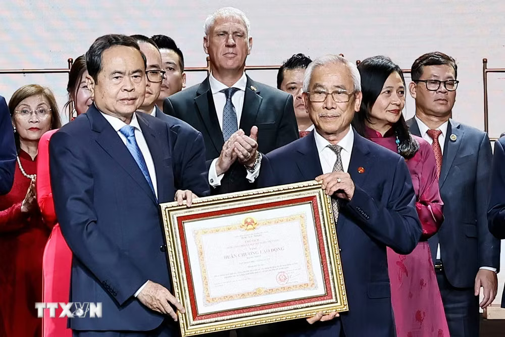 ttxvn-chu-tich-quoc-hoi-du-le-don-nhan-danh-hieu-anh-hung-lao-dong-huan-chuong-lao-dong-cua-tap-doan-brg-9020147.jpg