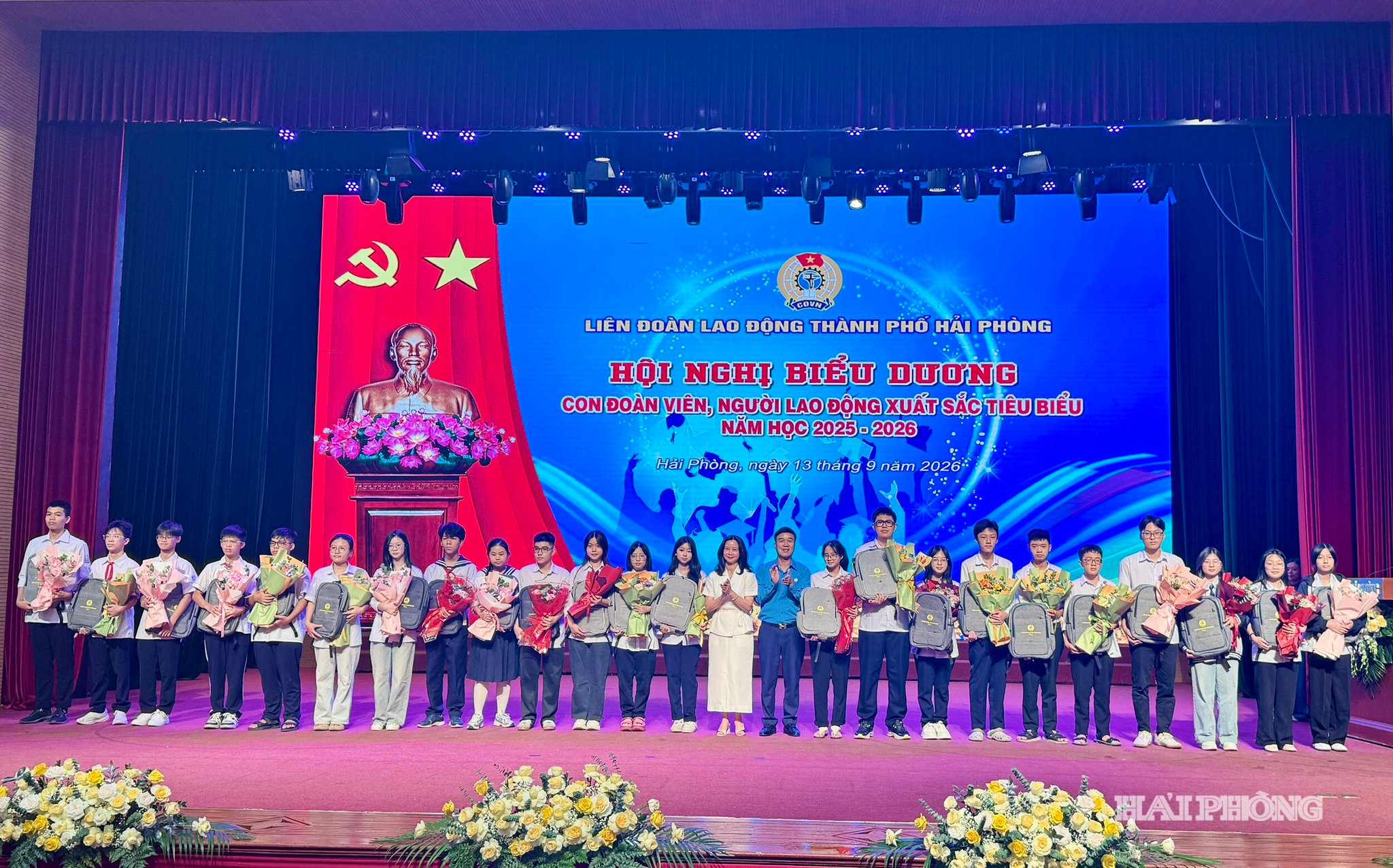 Lãnh đạo Liên đoàn Lao động thành phố và Hội Liên hiệp Phụ nữ thành phố tặng quà học sinh đoạt giải nhất cấp thành phố.