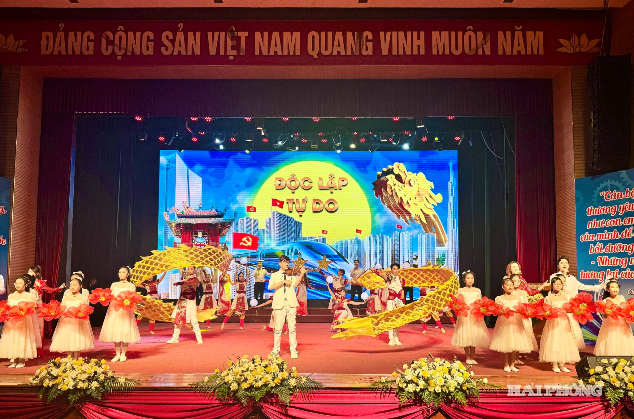 Tiết mục văn nghệ chào mừng hội nghị.
